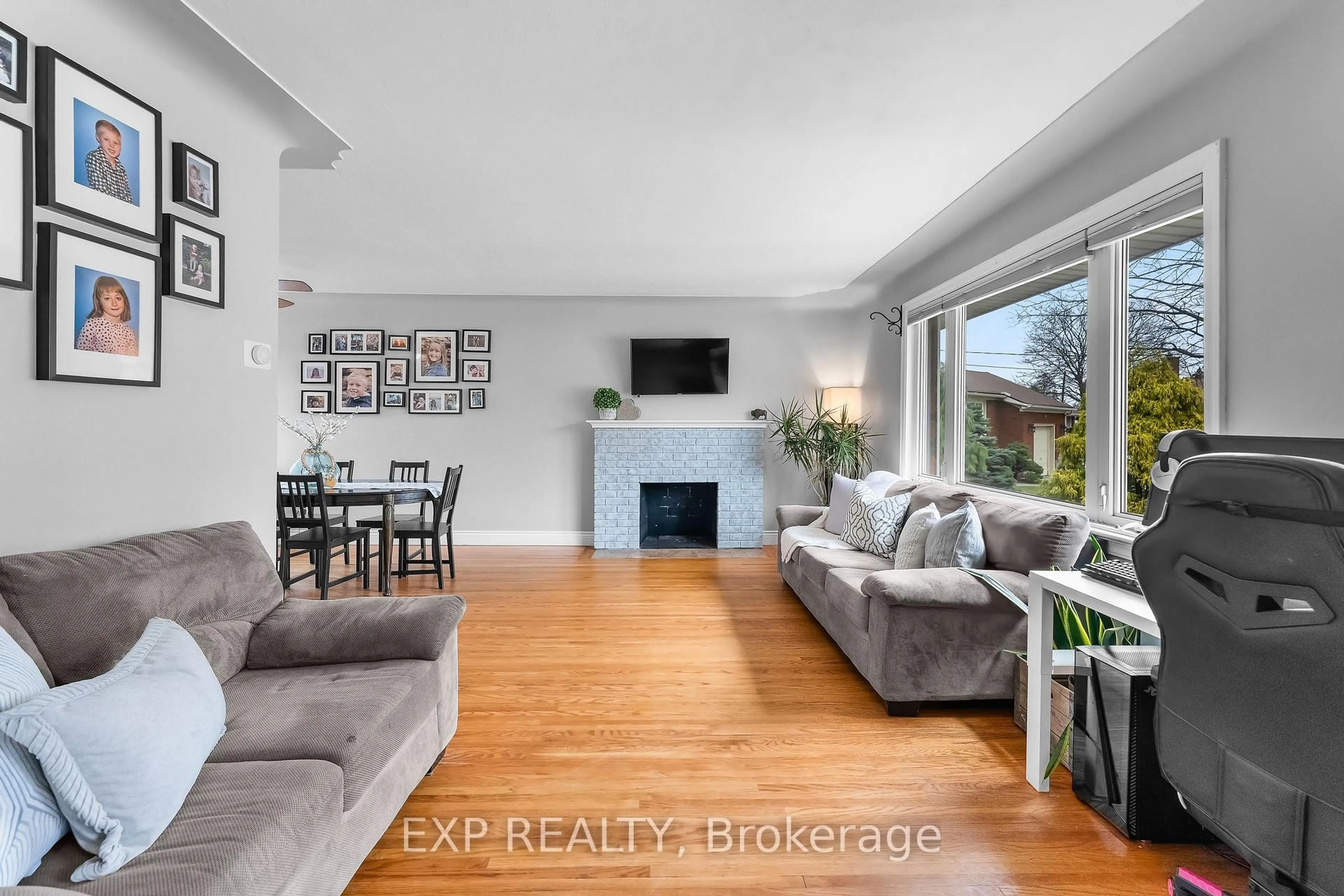 Living room with furniture, unknown for 6396 Laura Cres, Niagara Falls Ontario L2G 5E4