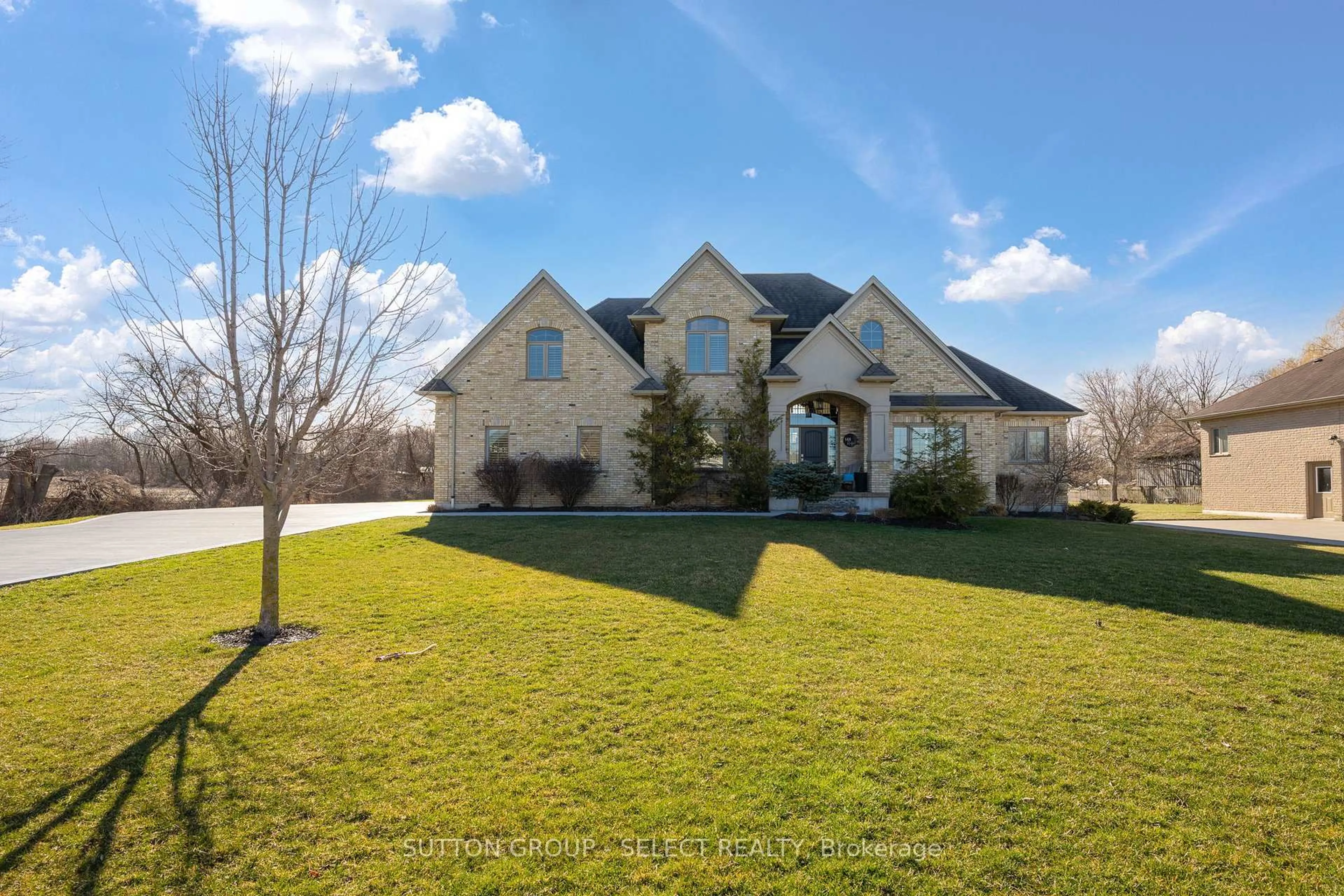 A pic from outside/outdoor area/front of a property/back of a property/a pic from drone, street for 148 Ridge St, Dutton/Dunwich Ontario N0L 1J0