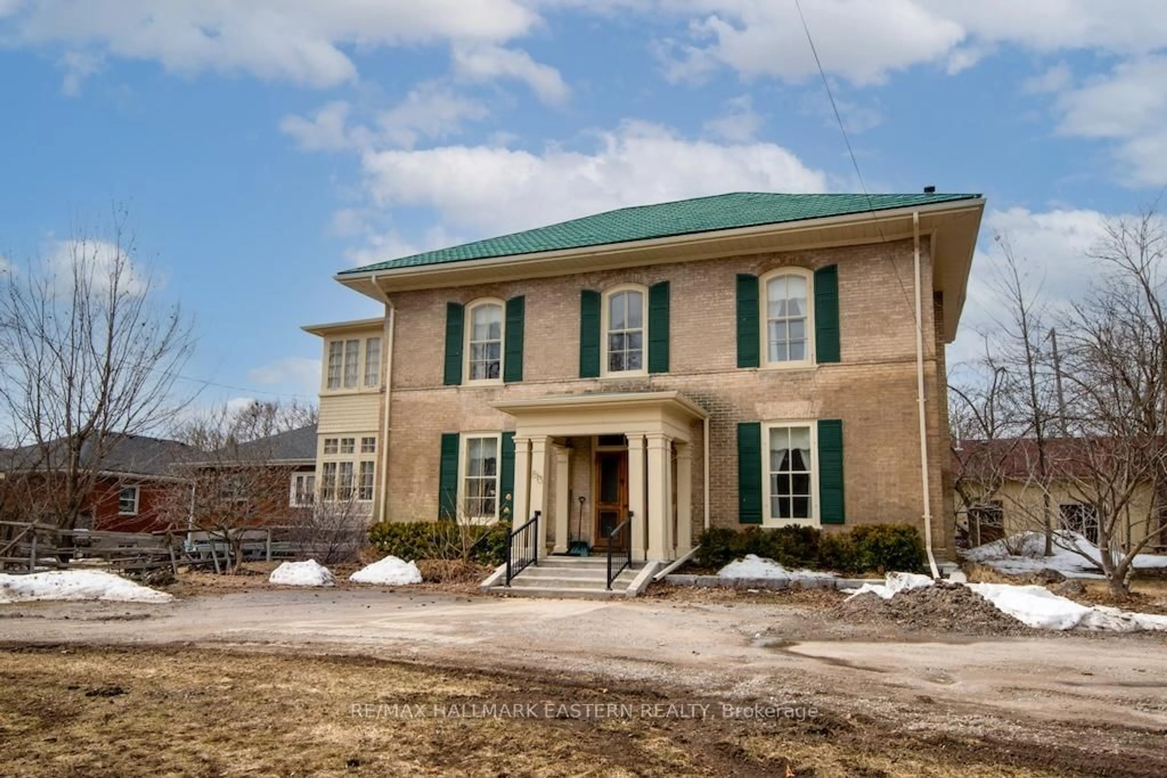 Home with brick exterior material, building for 813 Water St. & Argyle St, Peterborough Ontario K9H 3N7