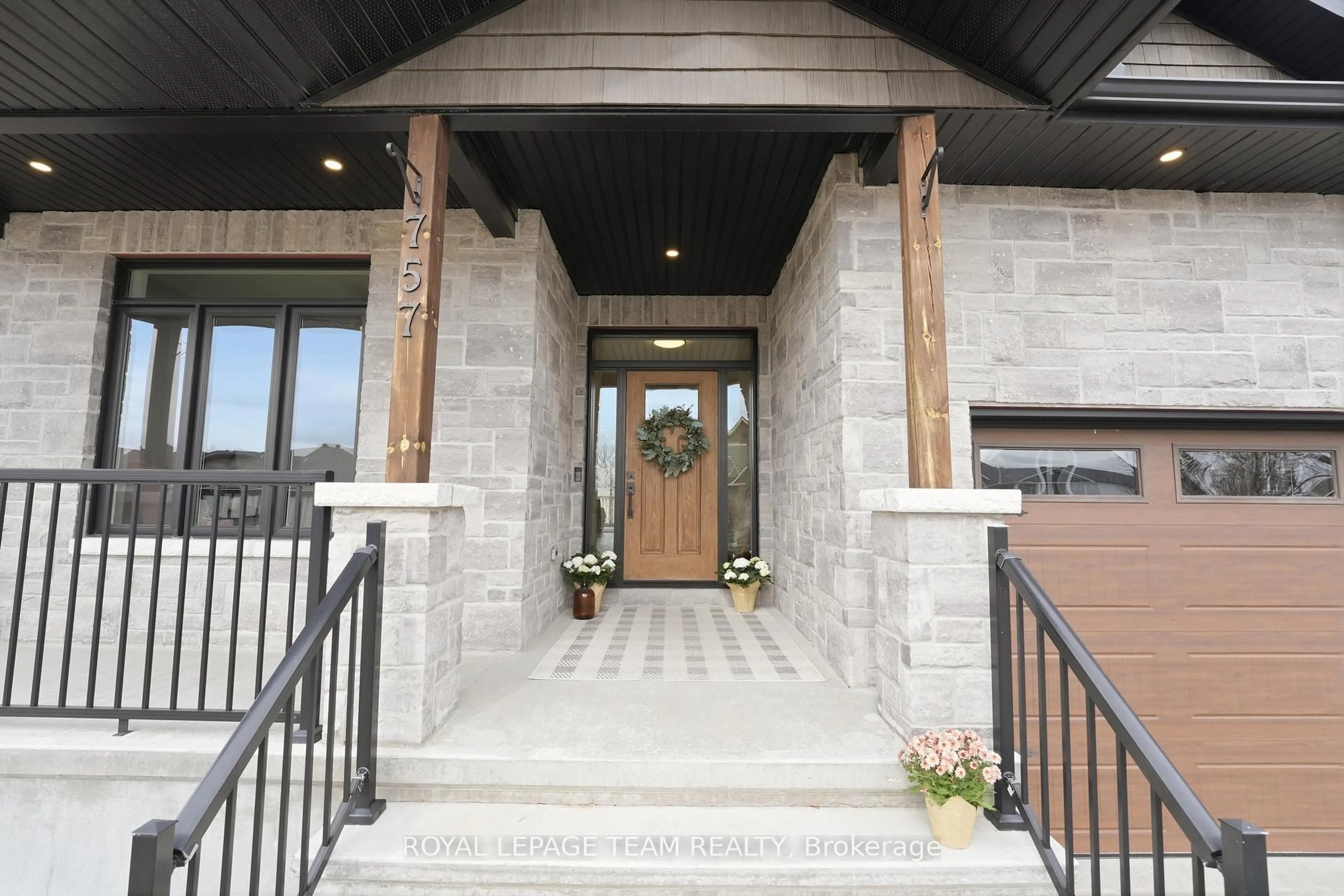 Indoor entryway for 757 Meadowridge Circ, Carp Ontario K0A 1L0