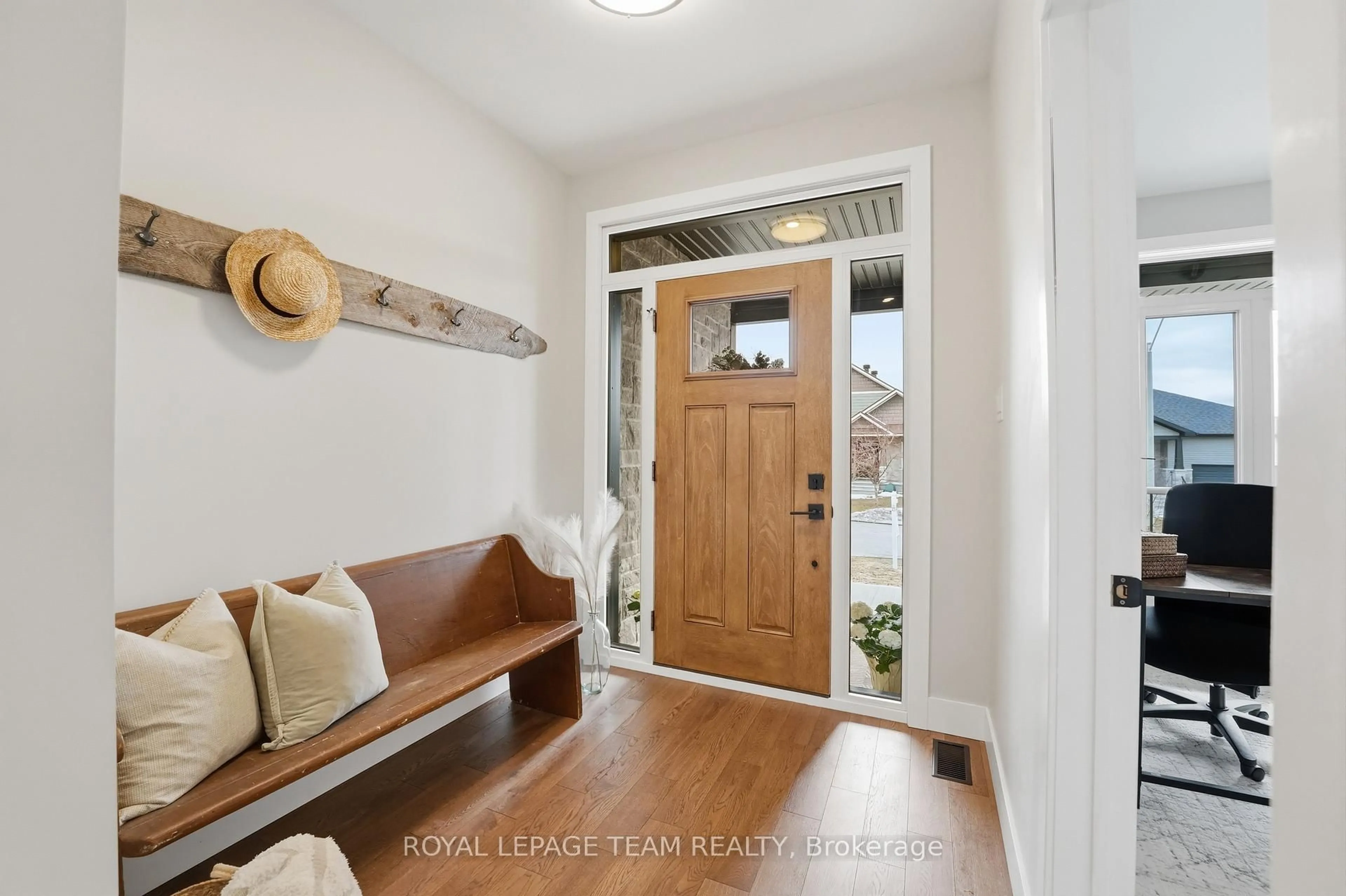 Indoor entryway for 757 Meadowridge Circ, Carp Ontario K0A 1L0