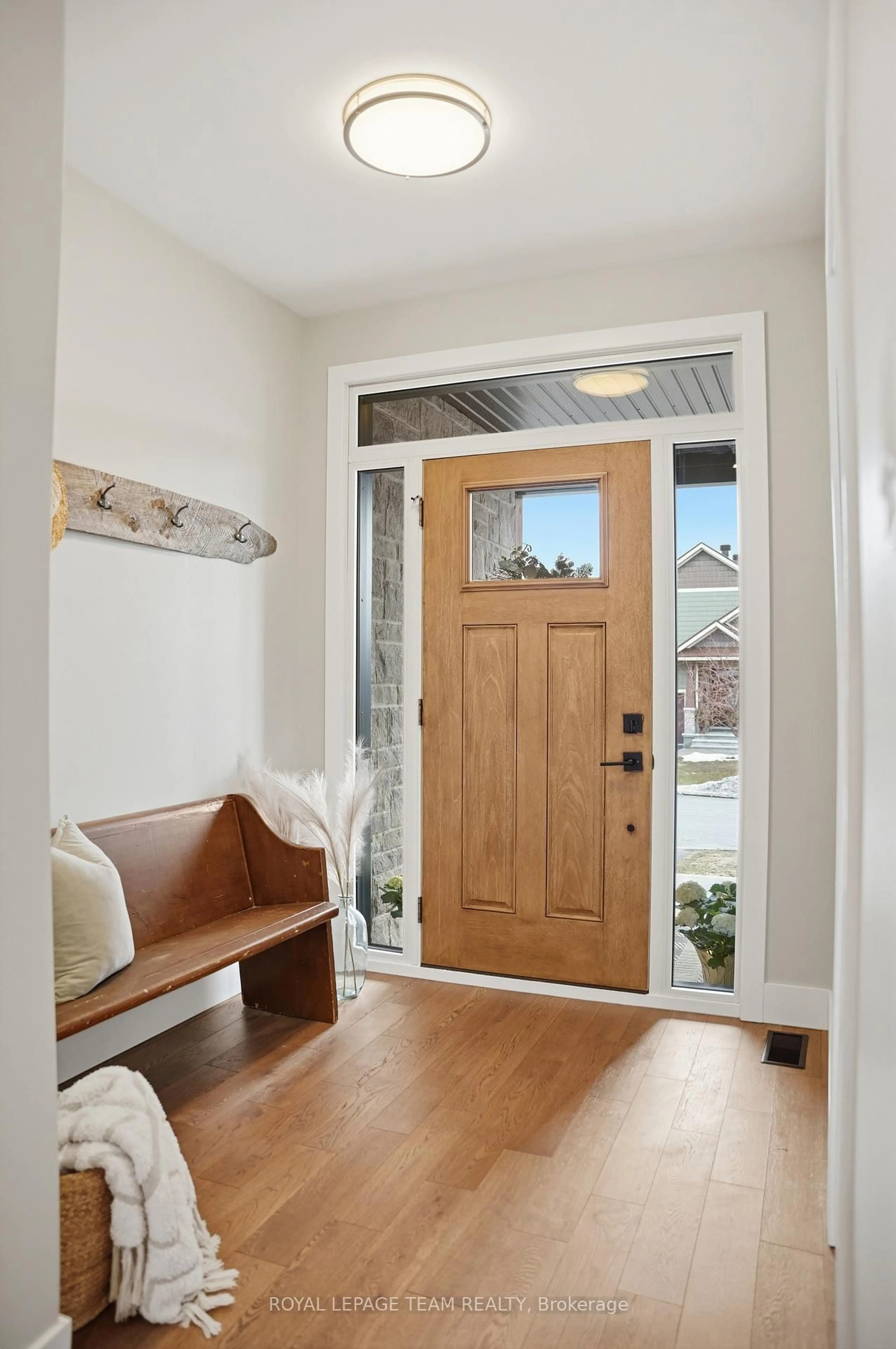 Indoor entryway for 757 Meadowridge Circ, Carp Ontario K0A 1L0