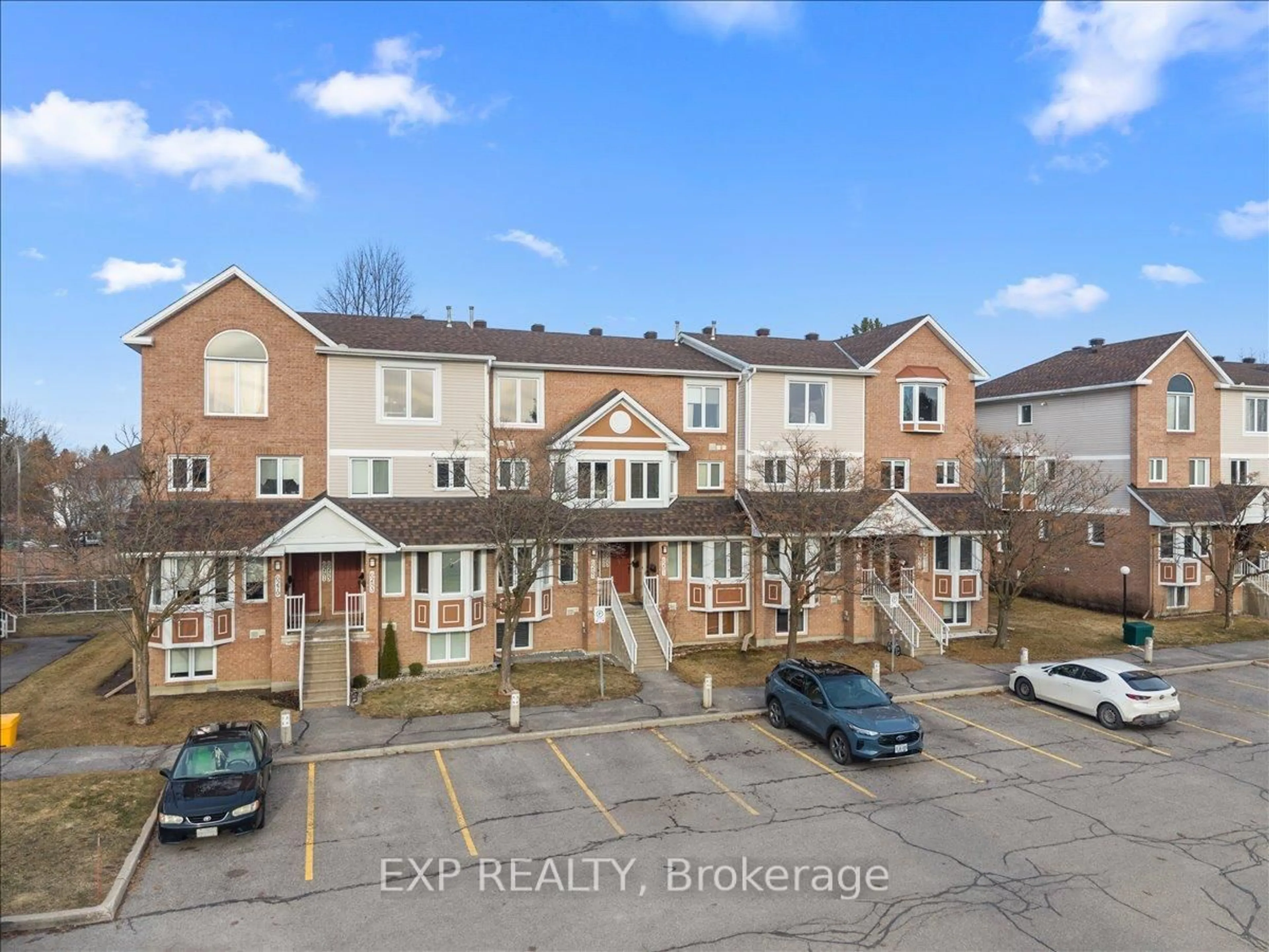 A pic from outside/outdoor area/front of a property/back of a property/a pic from drone, unknown for 6287 Tealwood Pl, Ottawa Ontario K1C 7J9