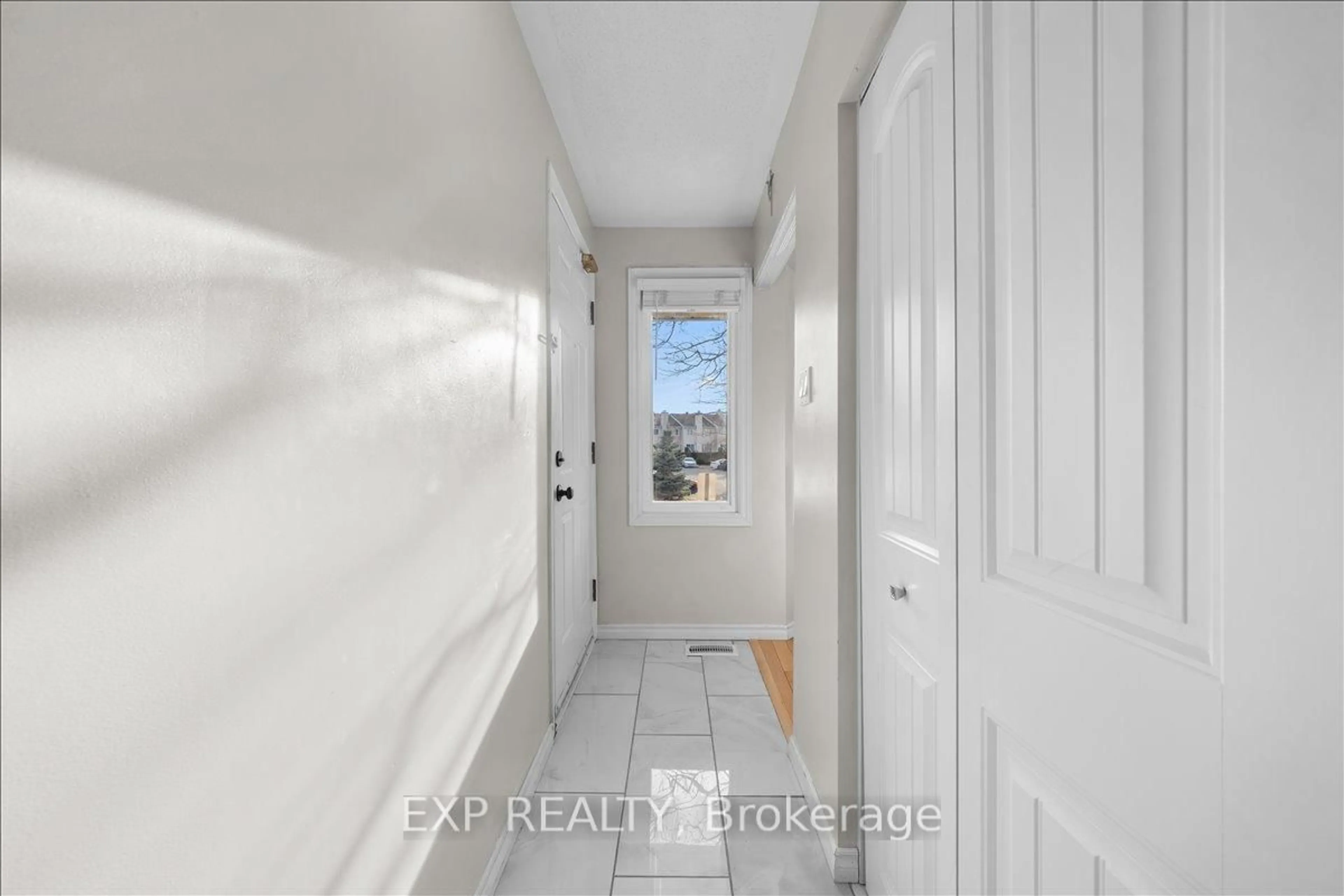 Indoor entryway for 6287 Tealwood Pl, Ottawa Ontario K1C 7J9