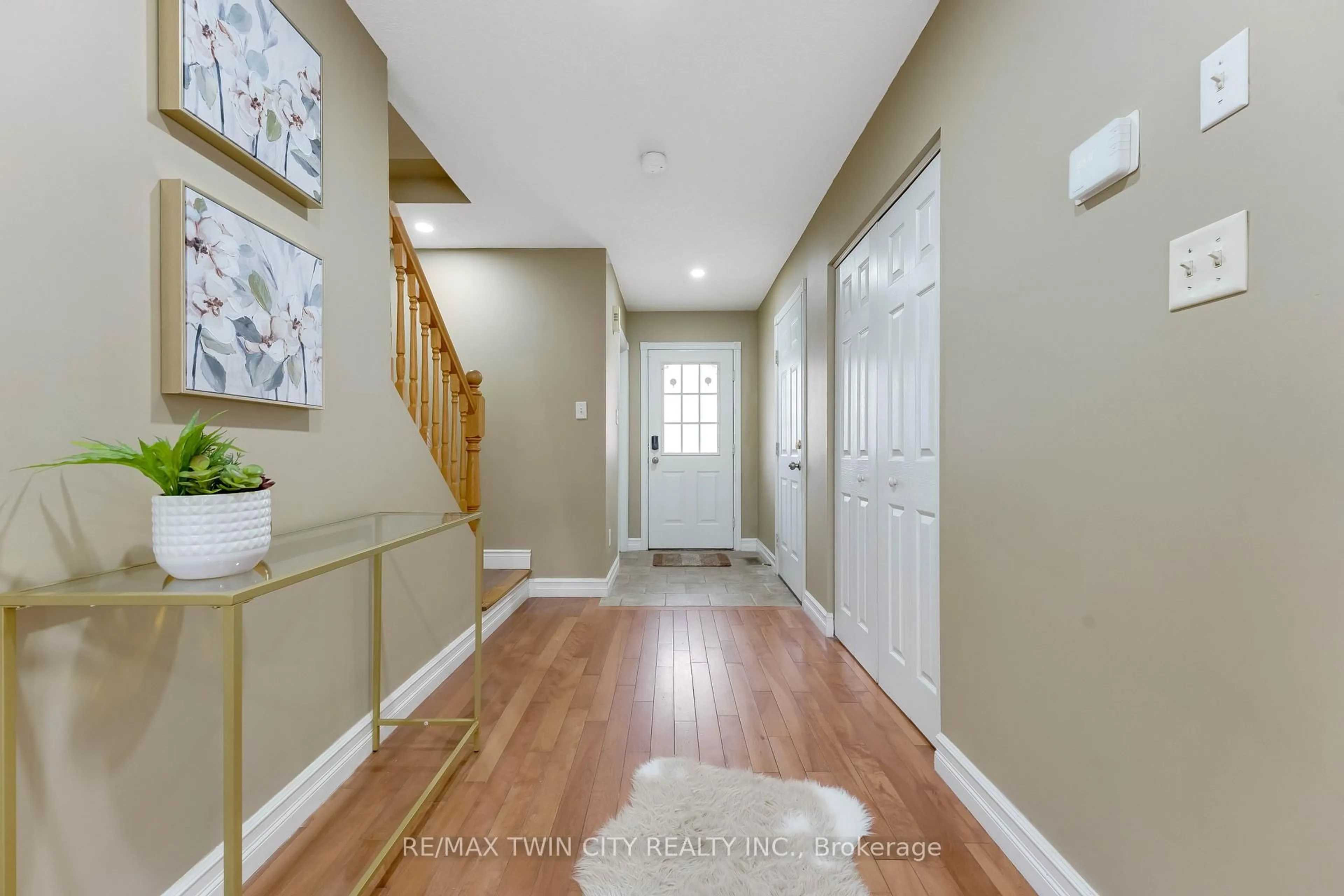 Indoor entryway for 135 Veronica Dr, Kitchener Ontario N2A 4E6