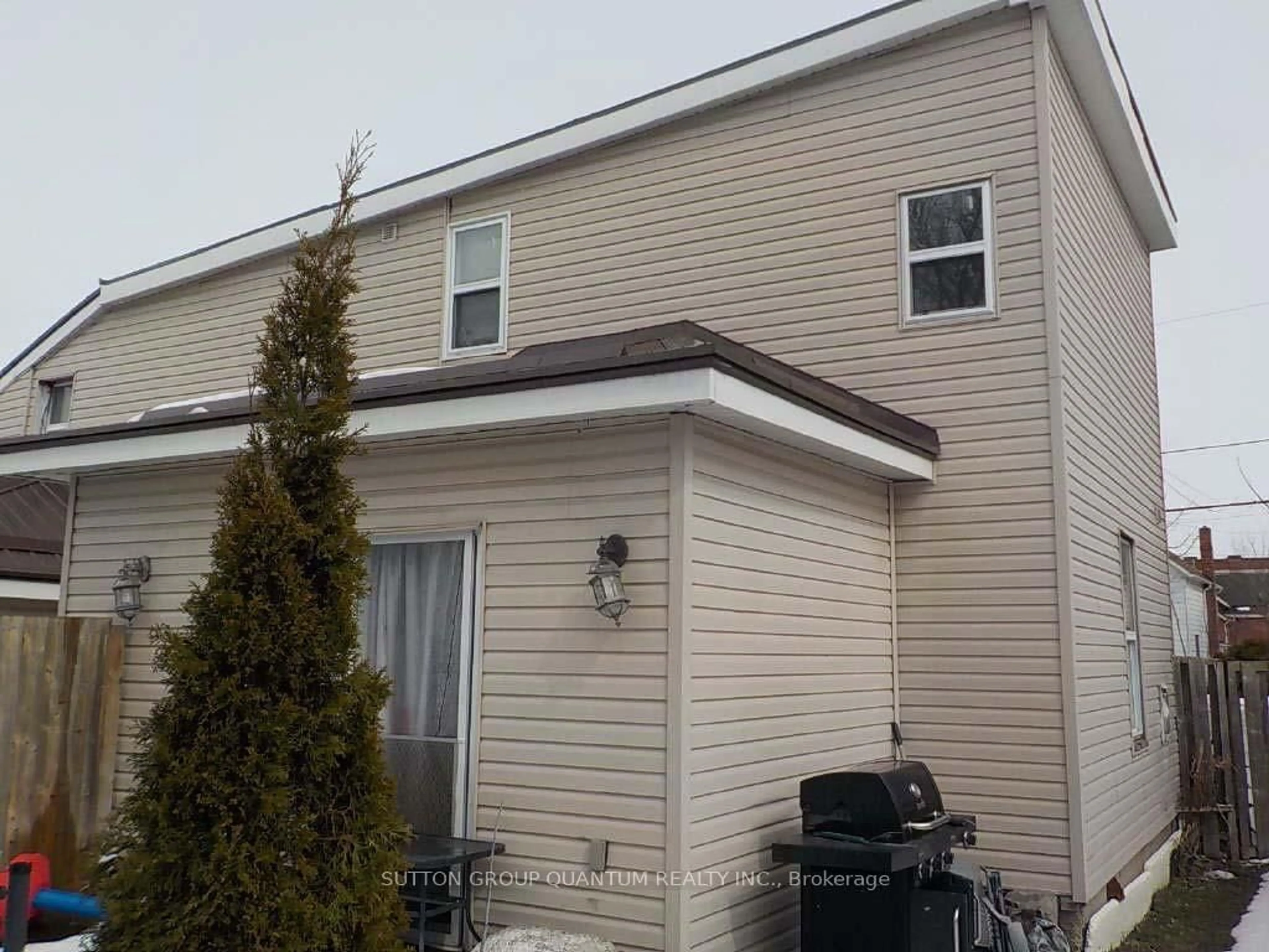 Home with vinyl exterior material, building for 60 & 62 Everett St, Belleville Ontario K8P 3K3