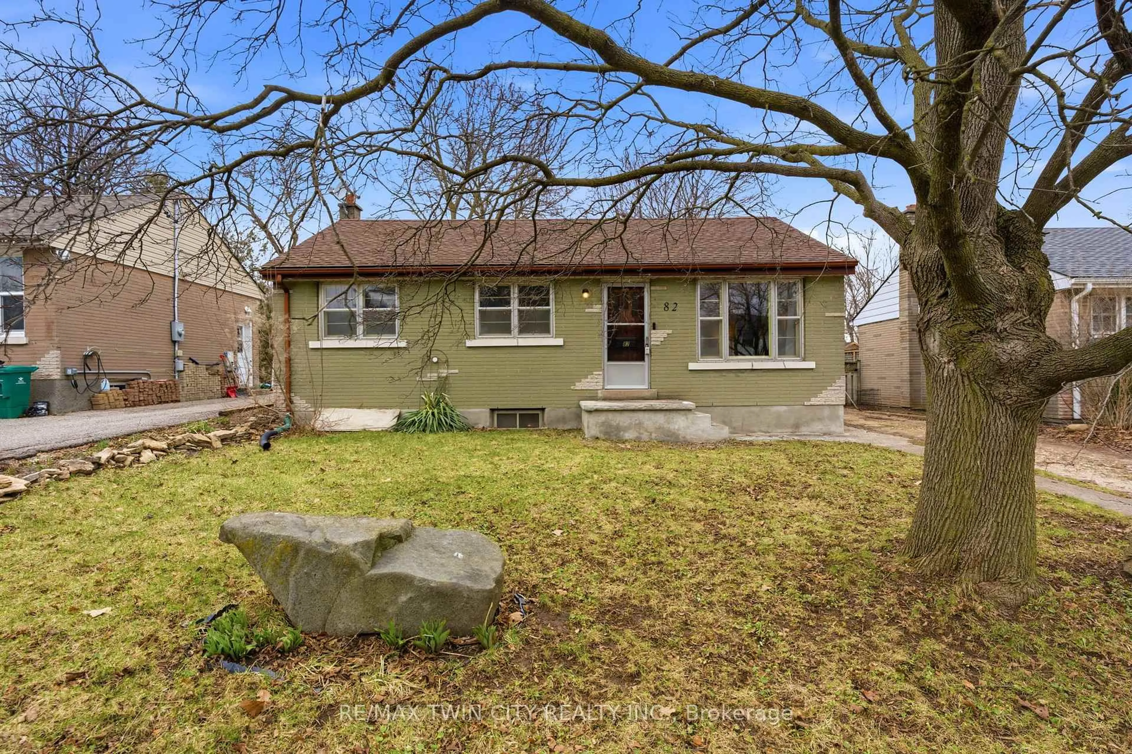 Home with vinyl exterior material, street for 82 Glenview Ave, Cambridge Ontario N1R 2W2