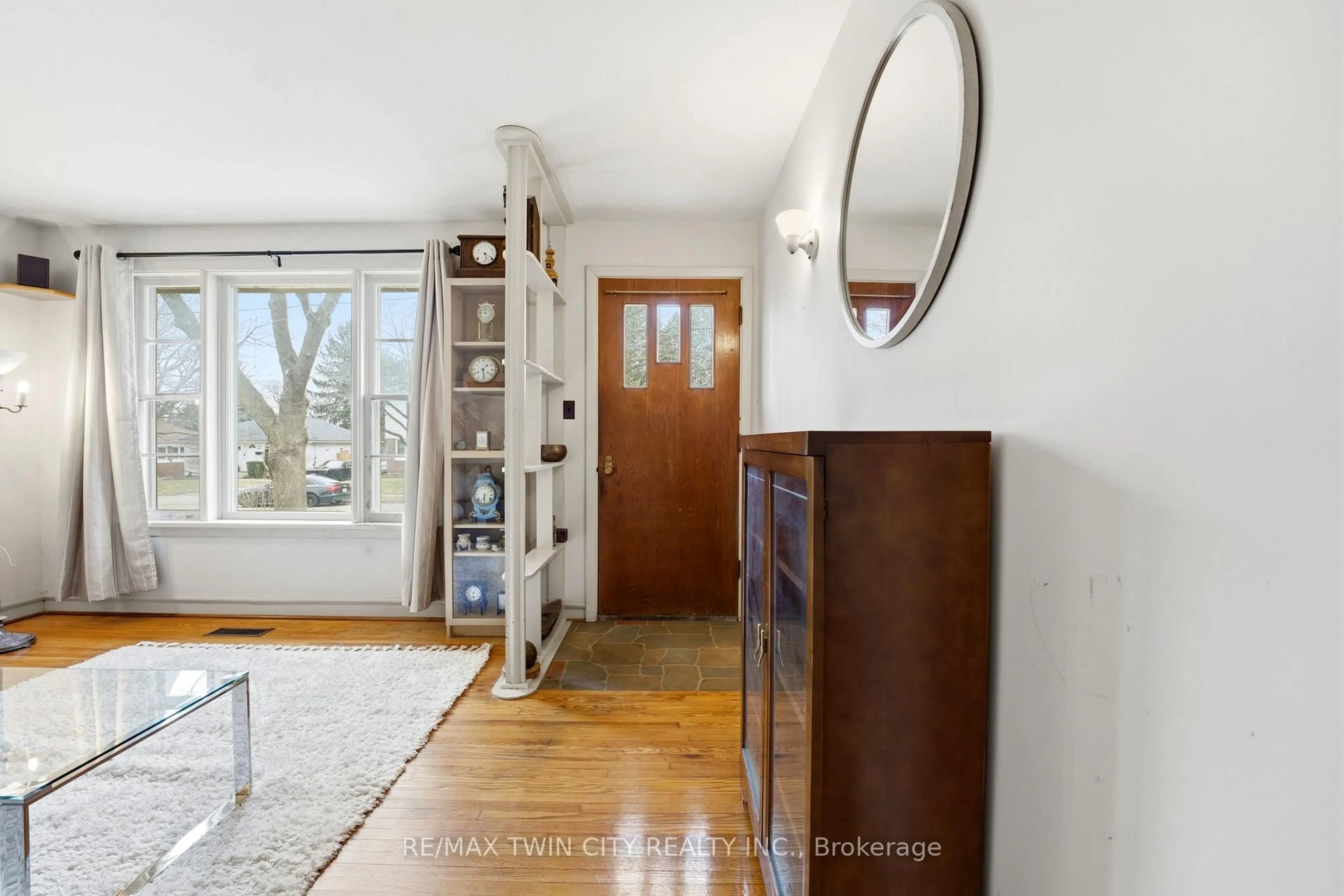 Indoor entryway for 82 Glenview Ave, Cambridge Ontario N1R 2W2