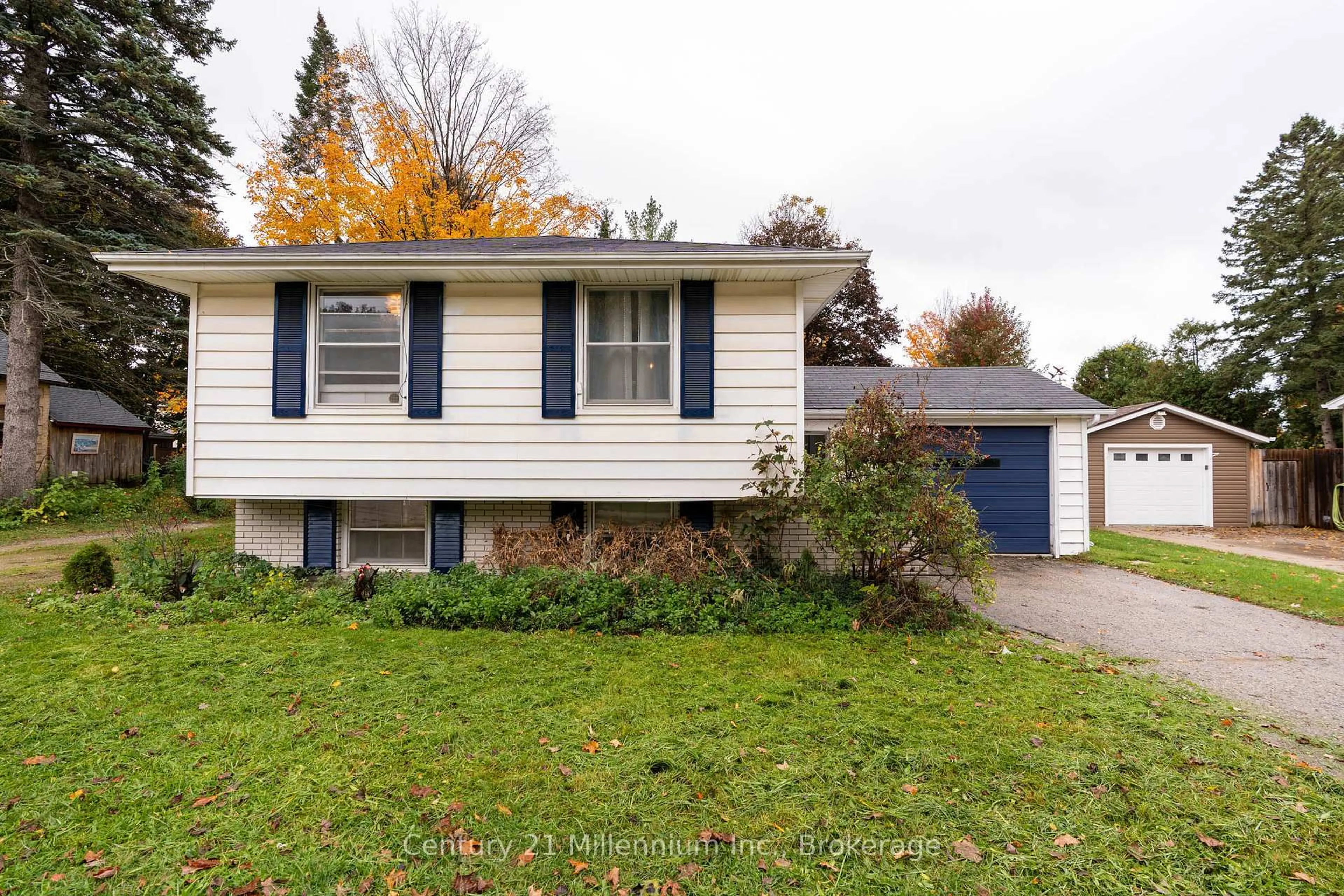 Home with vinyl exterior material, street for 698 Gustavus St, Saugeen Shores Ontario N0H 2C0