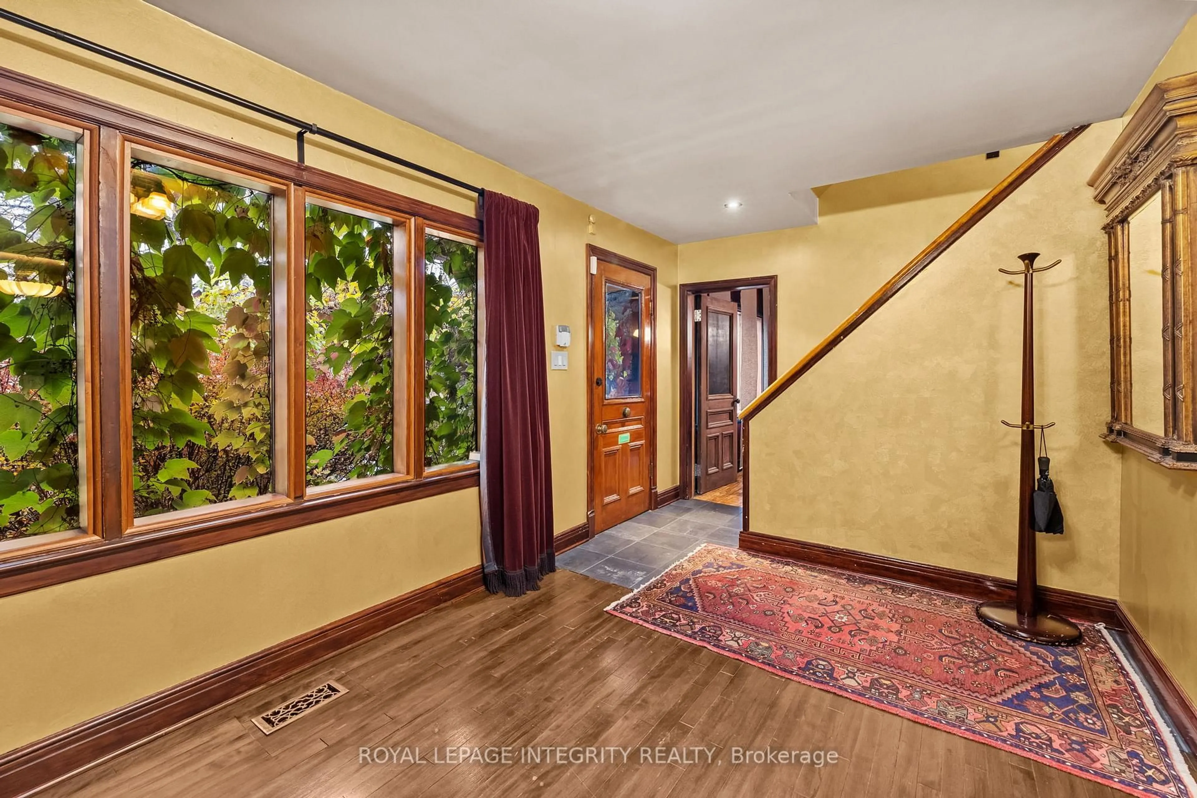 Indoor foyer for 3565 Albion Rd, Ottawa Ontario K1T 1A2