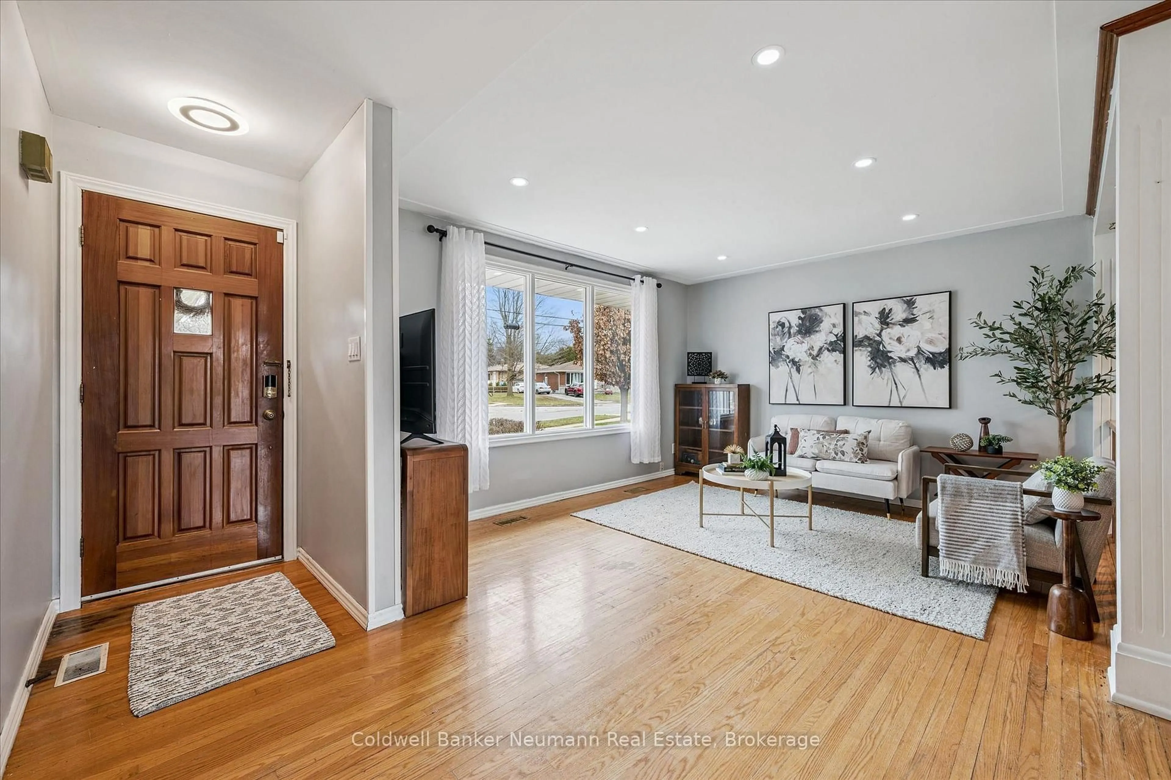 Indoor entryway for 32 Sleeman Ave, Guelph Ontario N1H 6E9