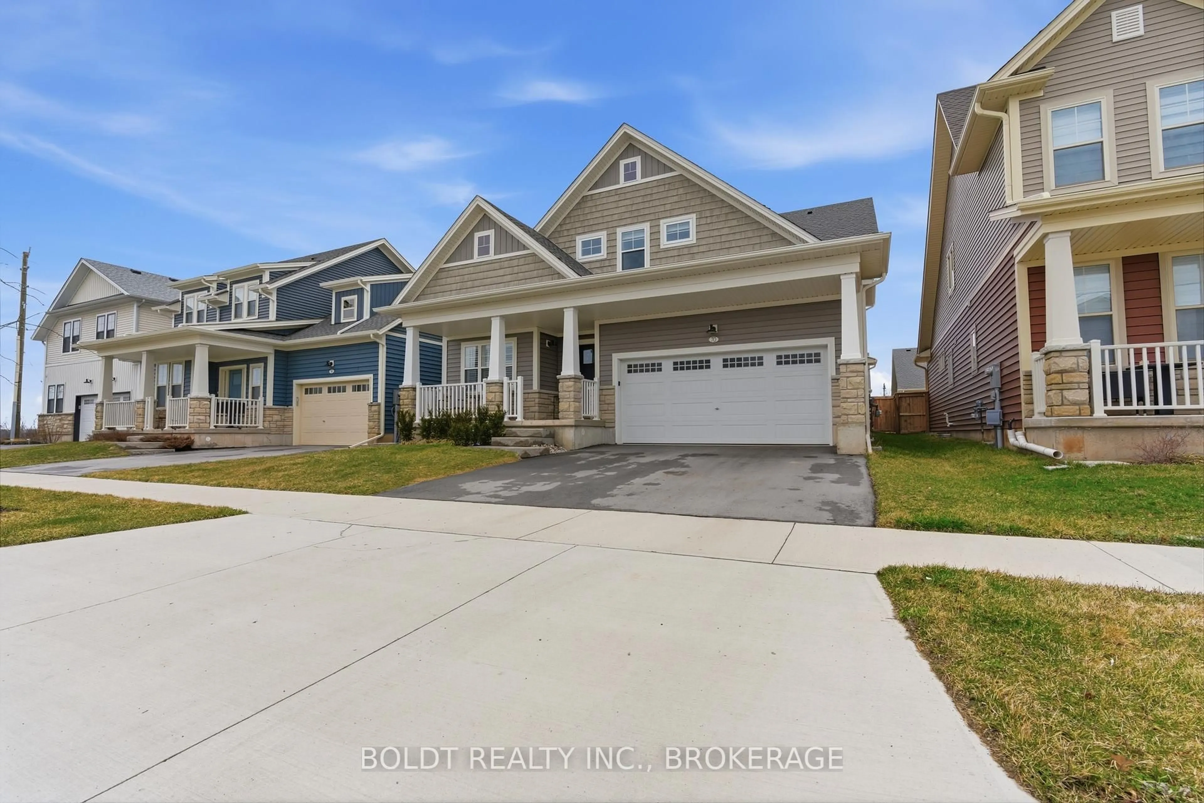 A pic from outside/outdoor area/front of a property/back of a property/a pic from drone, street for 70 Beachwalk Cres, Fort Erie Ontario L0S 1B0