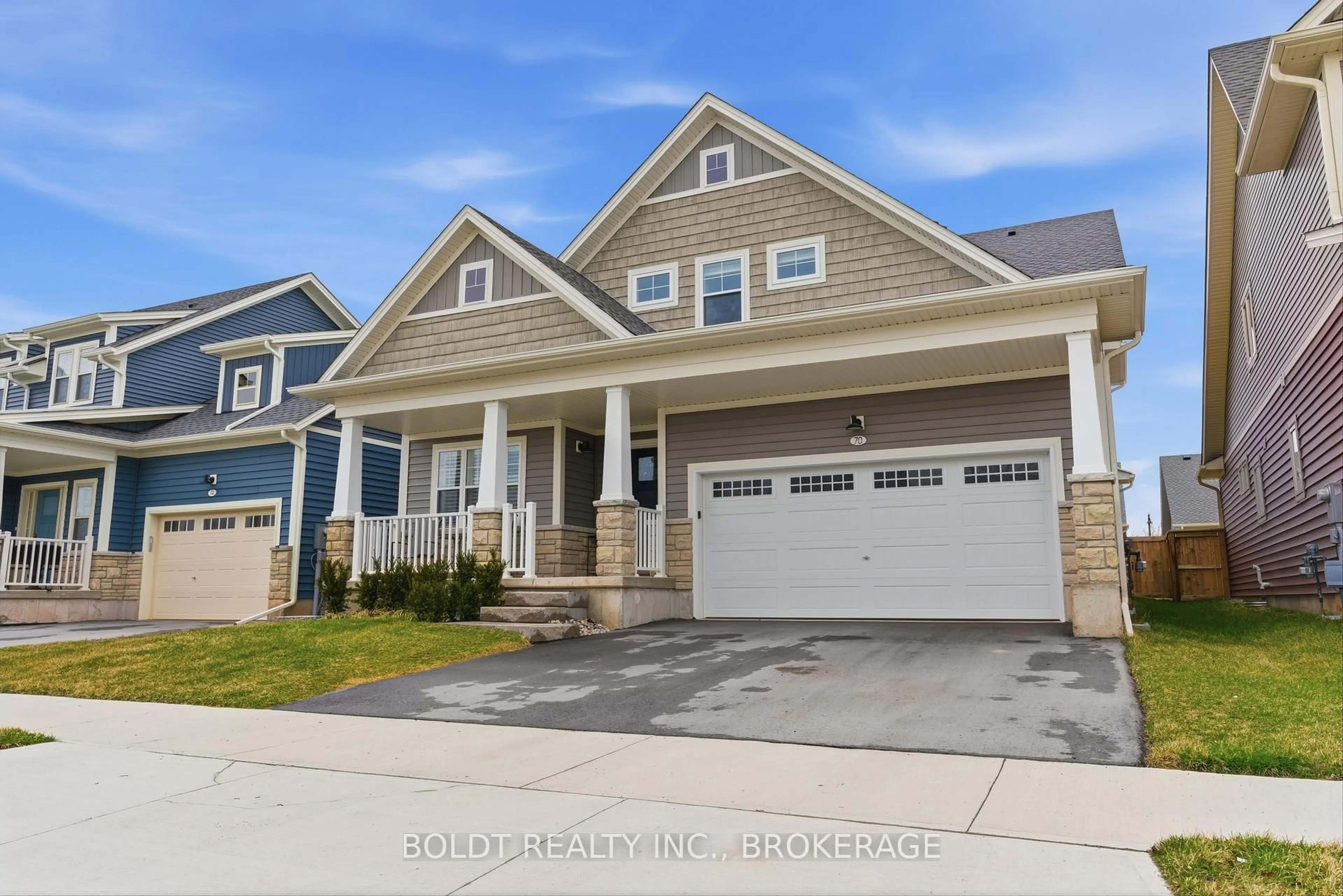 Home with vinyl exterior material, street for 70 Beachwalk Cres, Fort Erie Ontario L0S 1B0