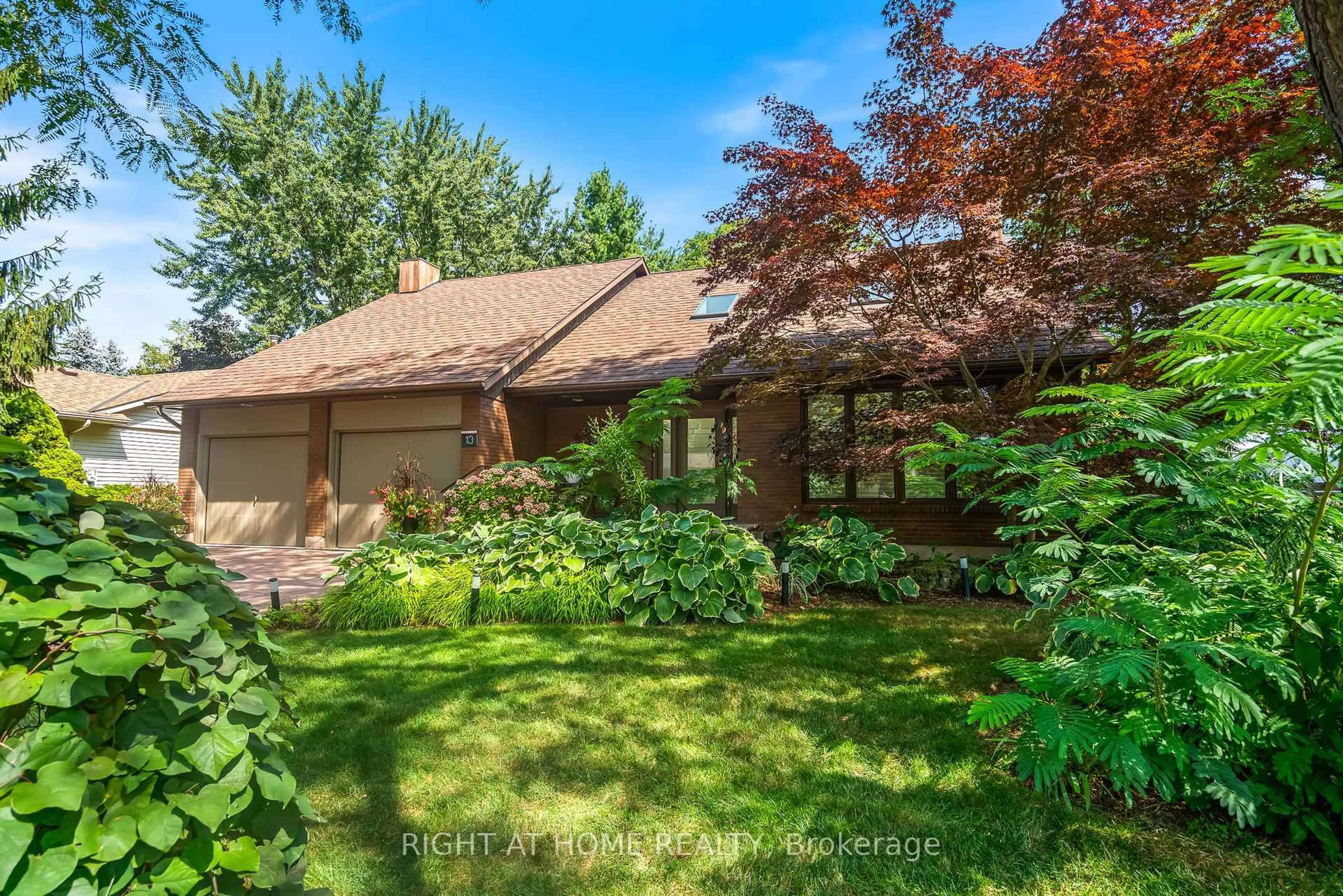 A pic from outside/outdoor area/front of a property/back of a property/a pic from drone, unknown for 13 Oak Dr, Niagara-on-the-Lake Ontario L0S 1J0