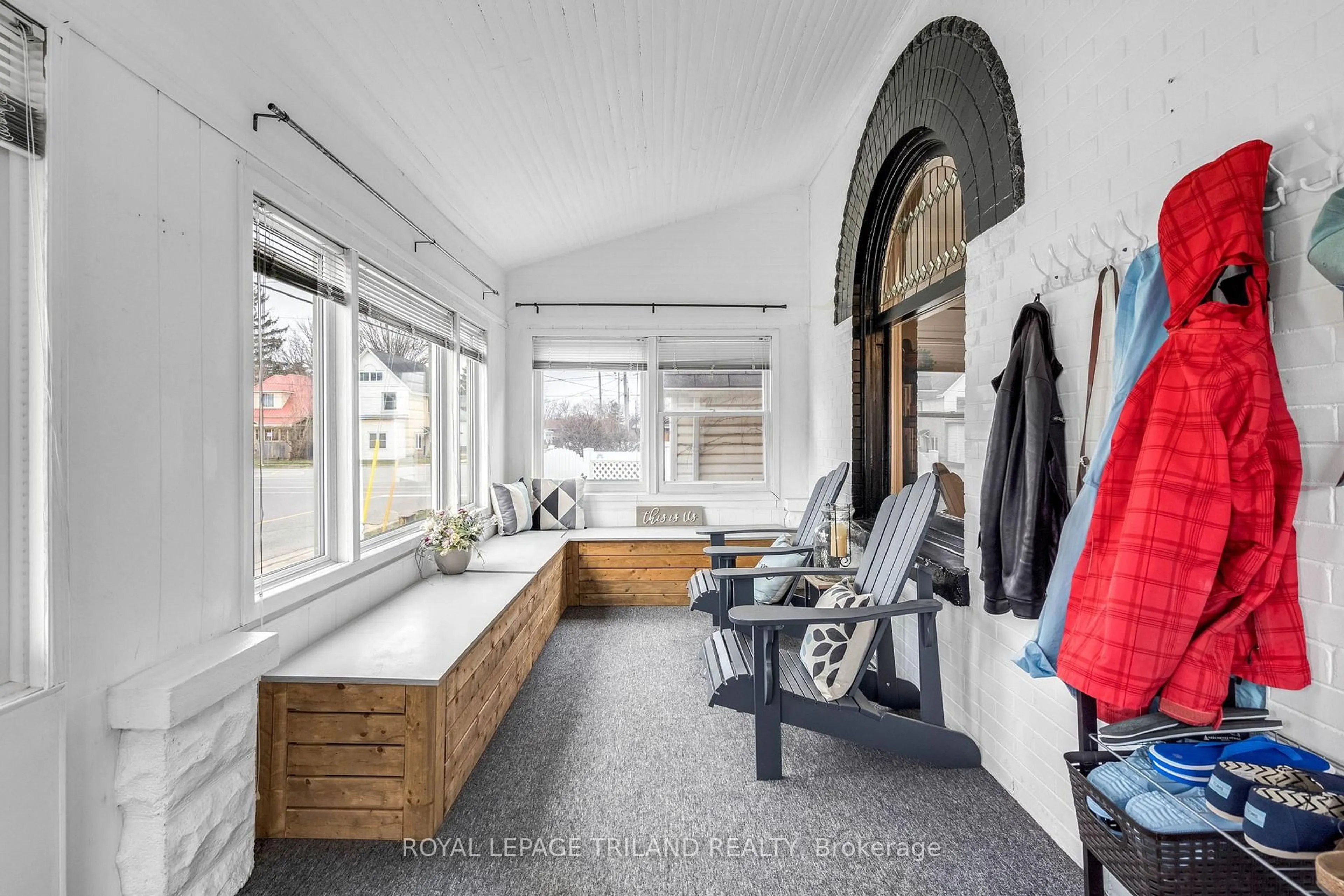 Indoor entryway for 75 CHESTER St, St. Thomas Ontario N5R 1V7