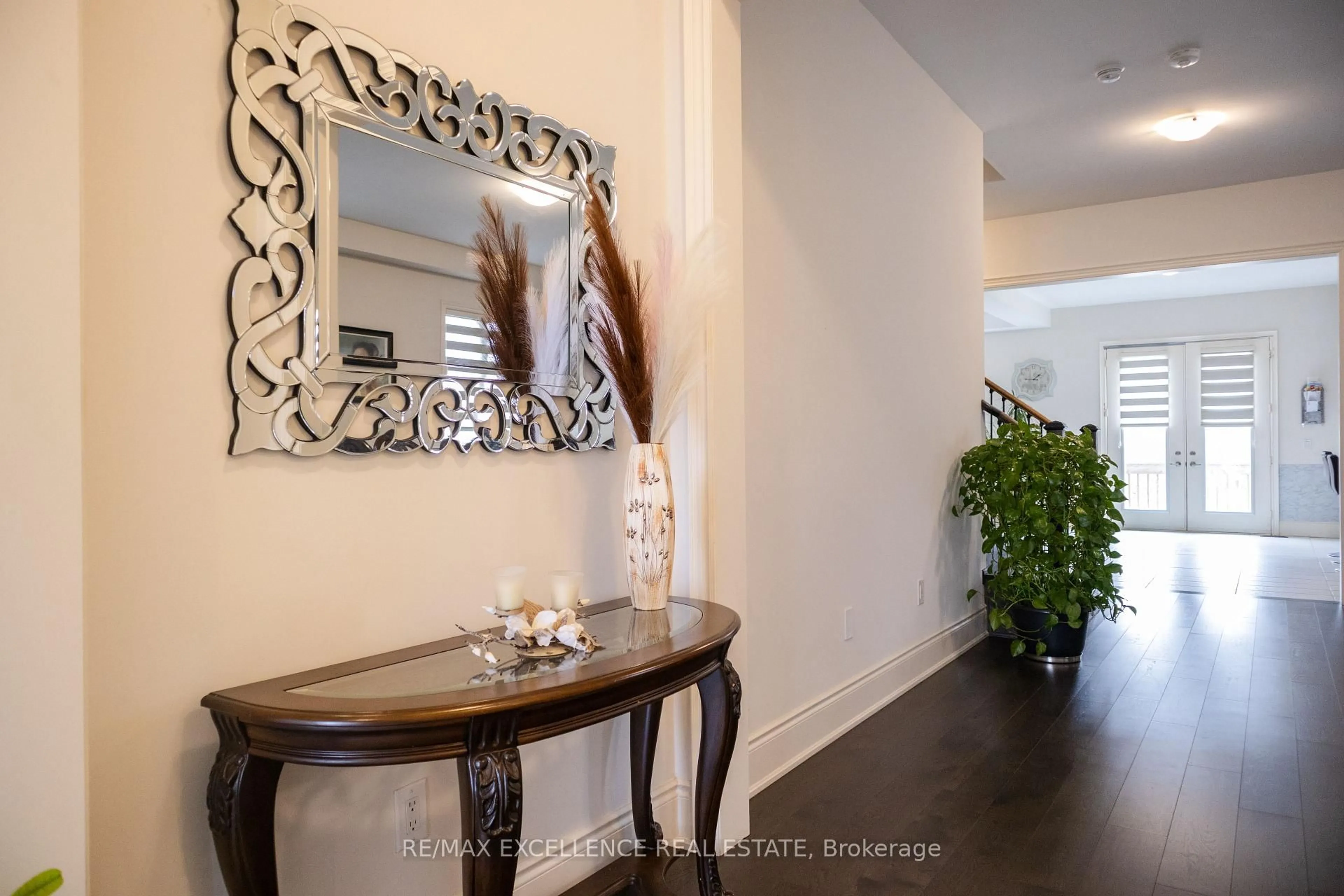 Indoor entryway for 42 Cattail Cres, Hamilton Ontario L8B 1Z6