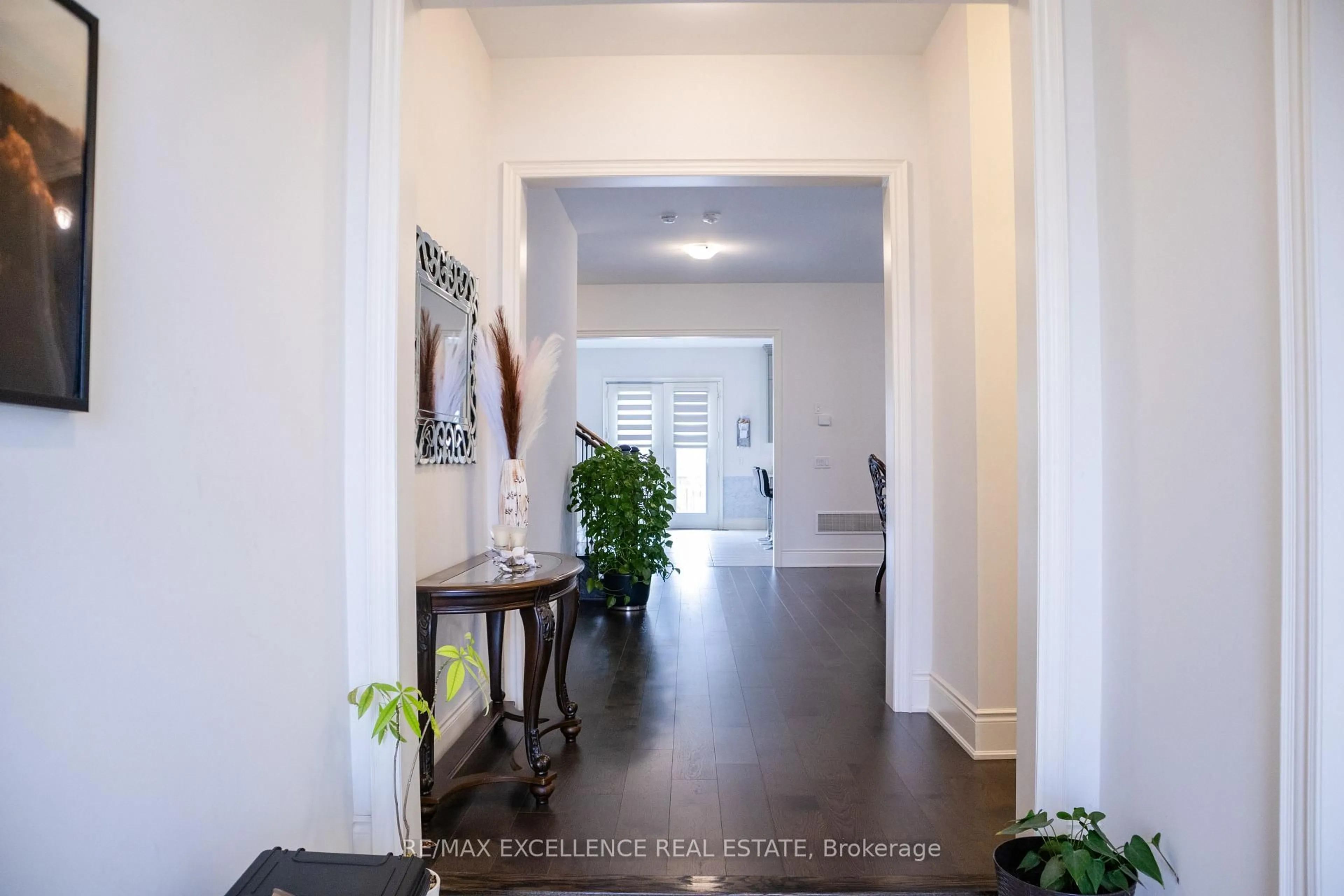 Indoor entryway for 42 Cattail Cres, Hamilton Ontario L8B 1Z6