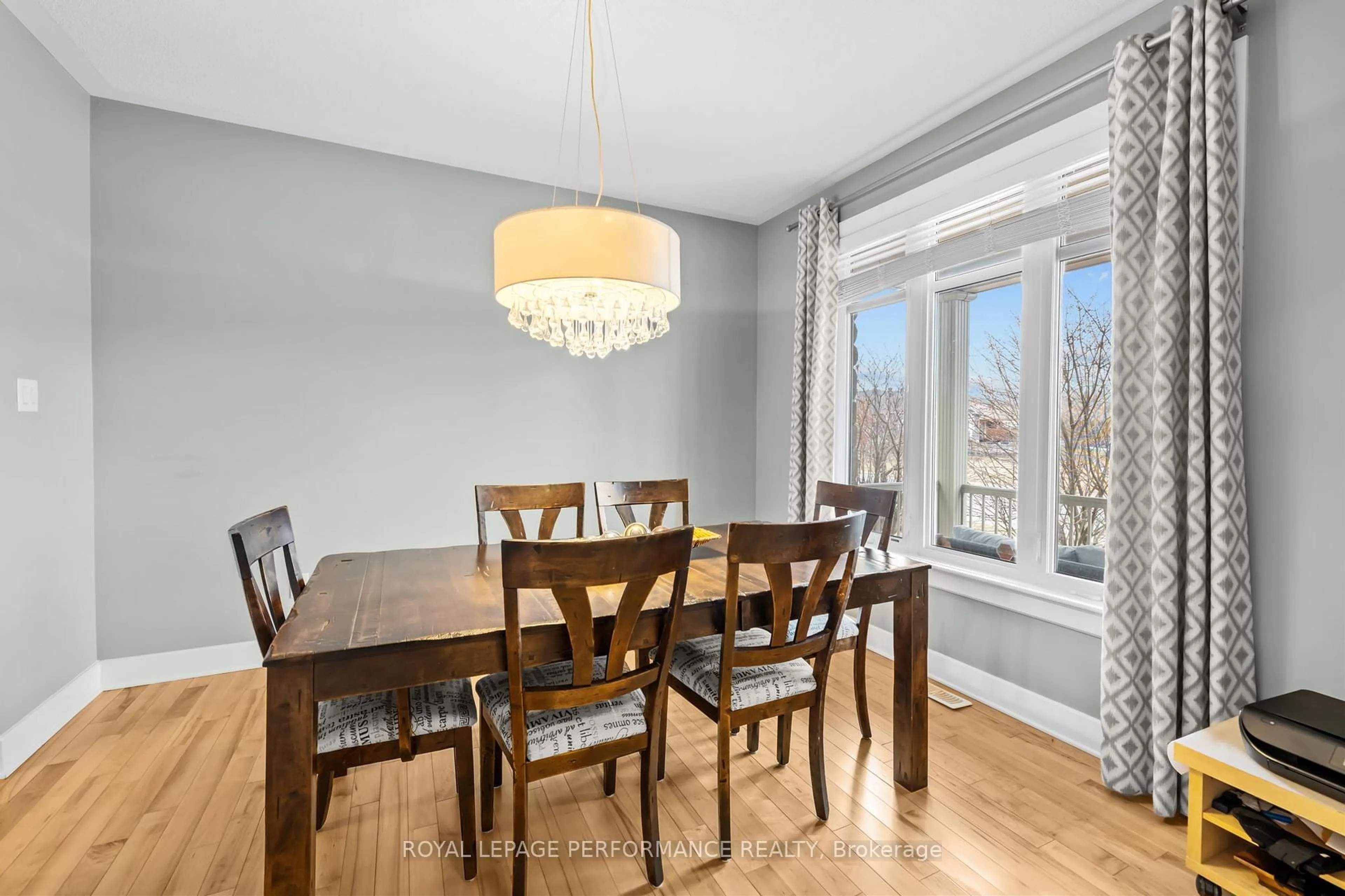Dining room, wood/laminate floor for 15 York Crossing Crossing, Russell Ontario K4R 0C4