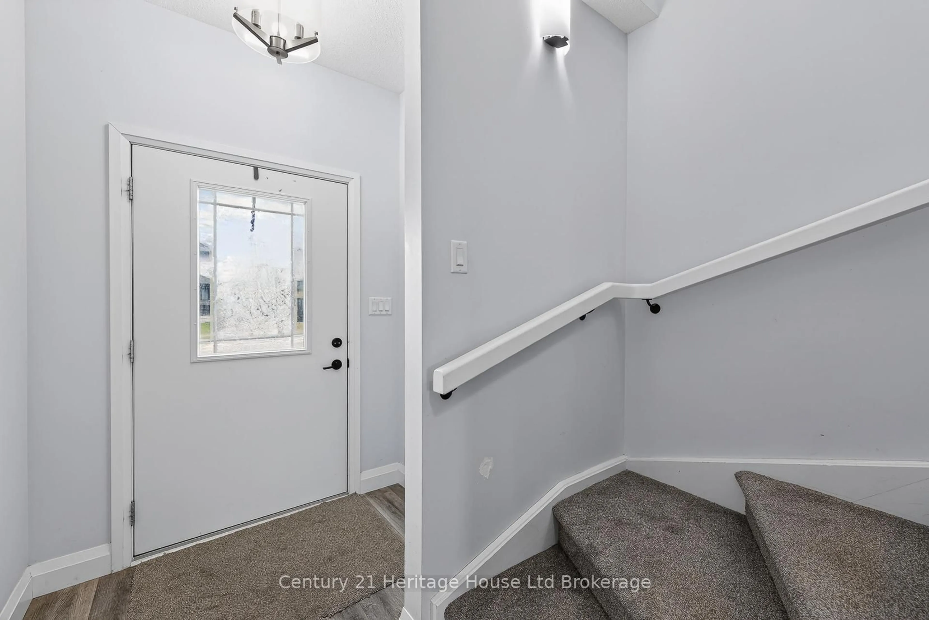 Indoor entryway for 9 Reeves Rd, Ingersoll Ontario N5C 0E1