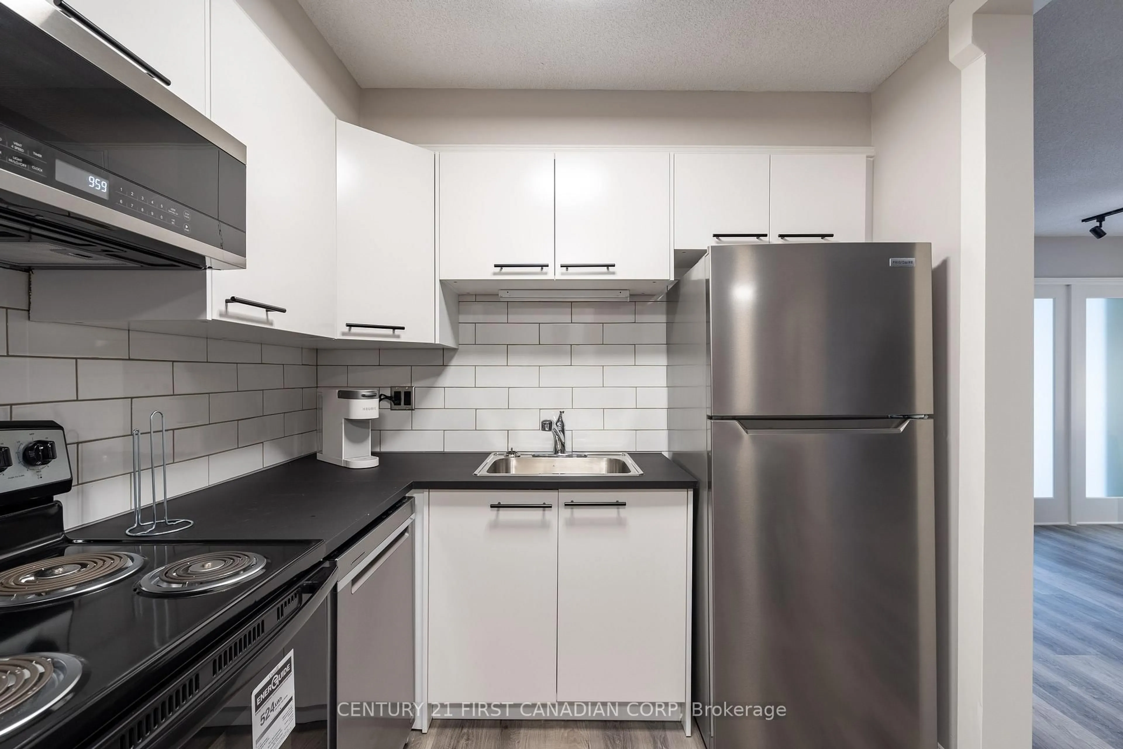 Standard kitchen, unknown for 695 Richmond St #1604, London East Ontario N6A 5M8