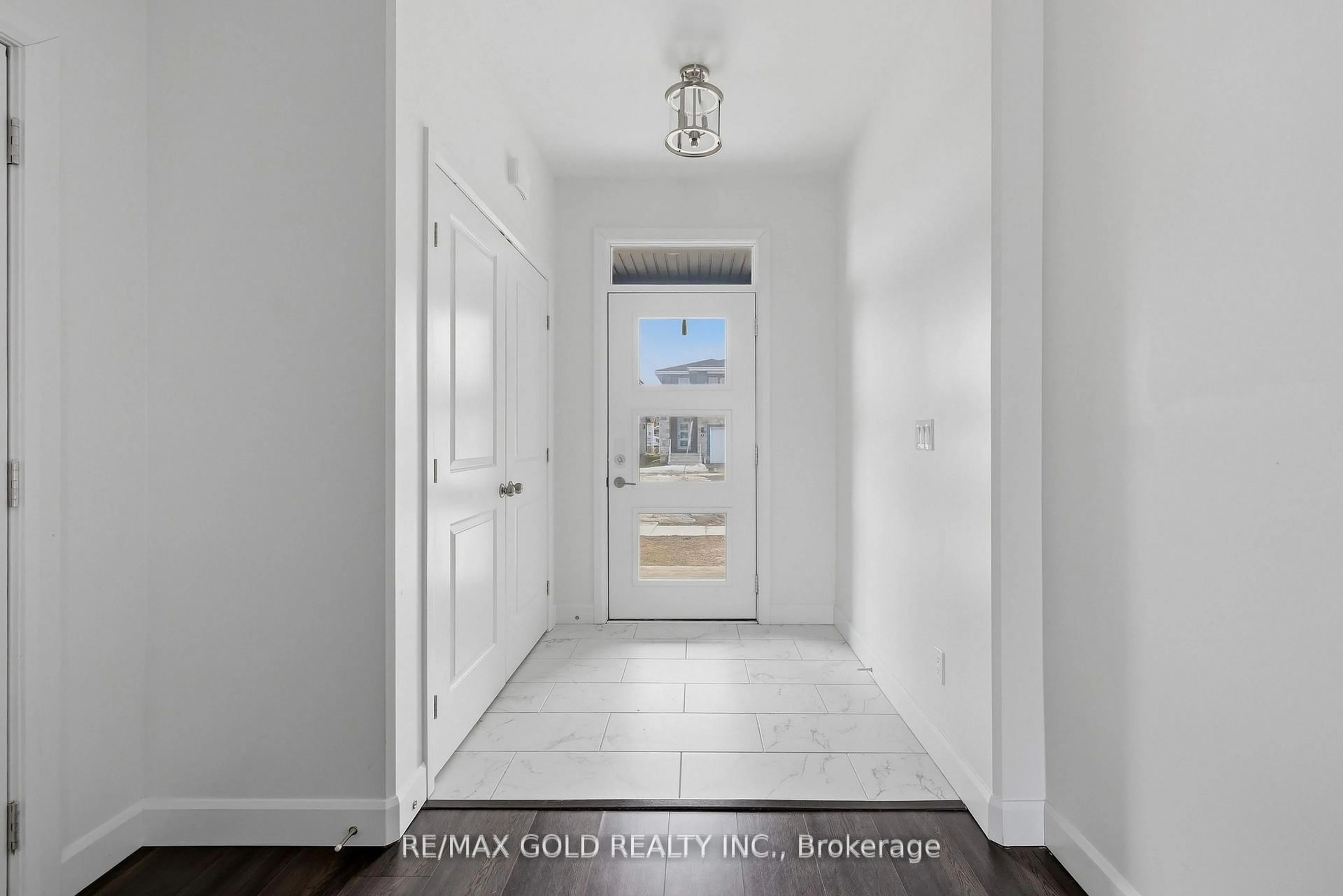 Indoor entryway for 33 Walden Pond Dr, Loyalist Ontario K7N 0E7