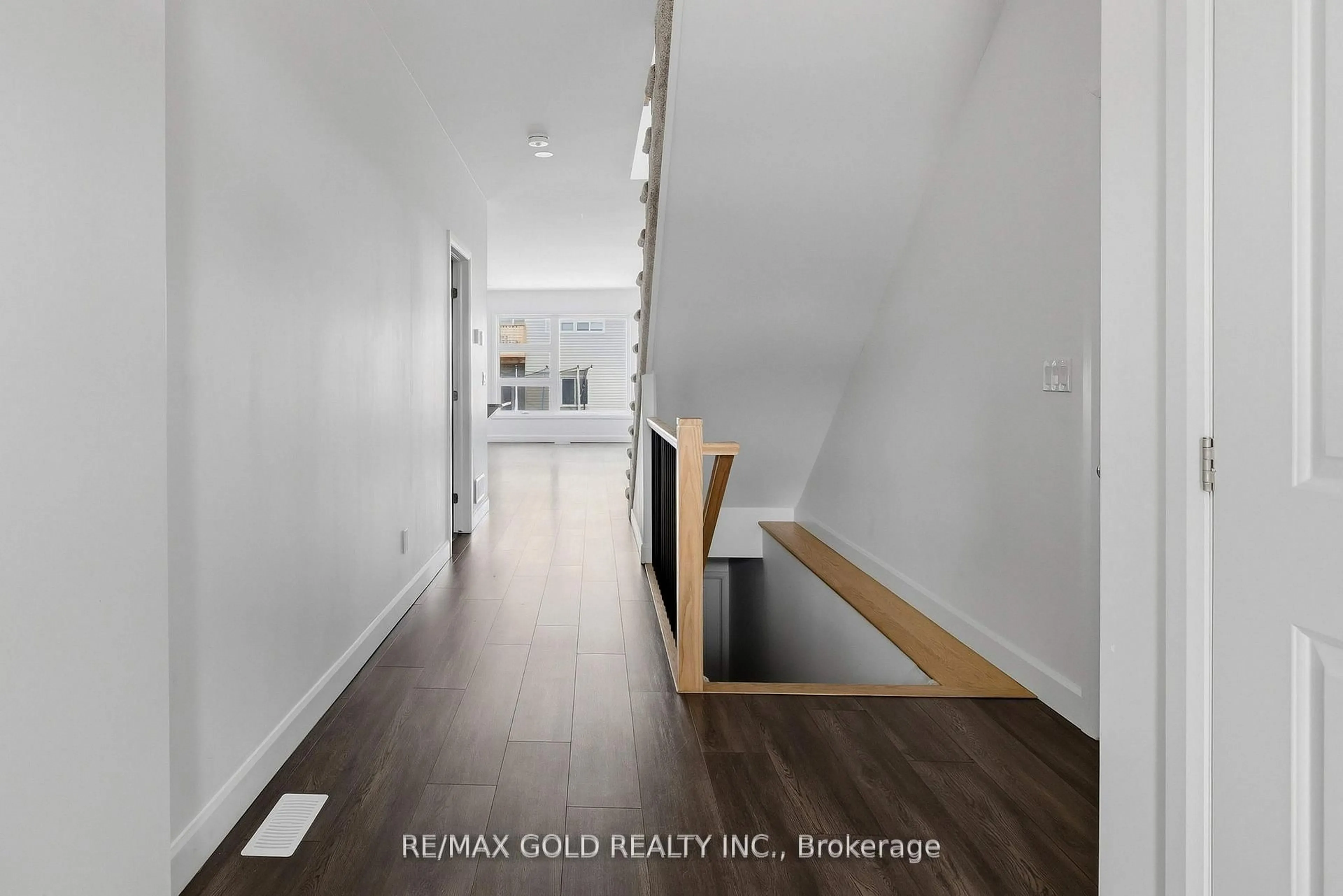 Indoor entryway for 33 Walden Pond Dr, Loyalist Ontario K7N 0E7