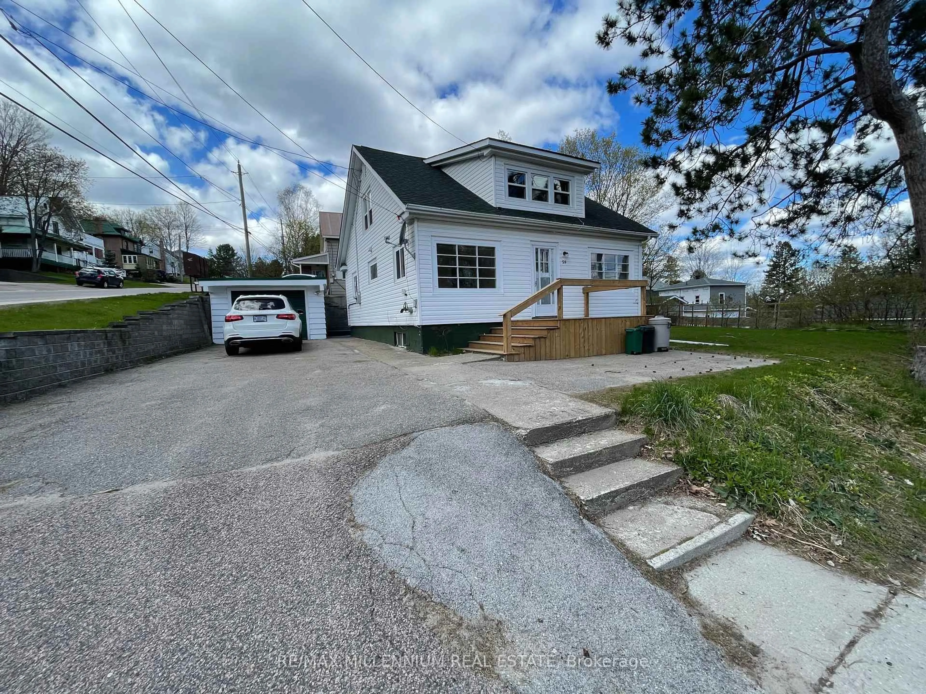 A pic from outside/outdoor area/front of a property/back of a property/a pic from drone, street for 59 West St, Huntsville Ontario P1H 2M8