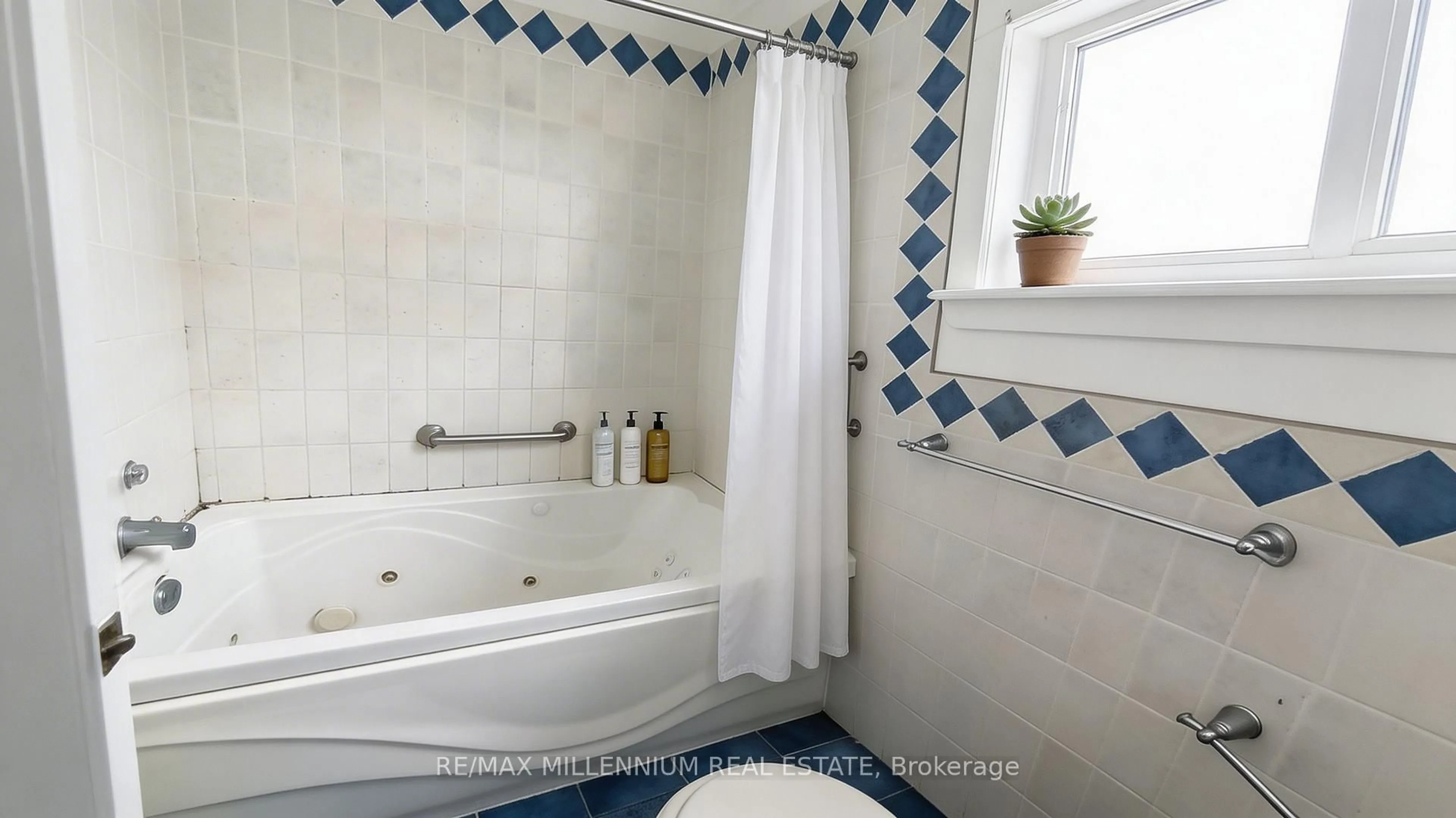 Standard bathroom, ceramic/tile floor for 59 West St, Huntsville Ontario P1H 2M8