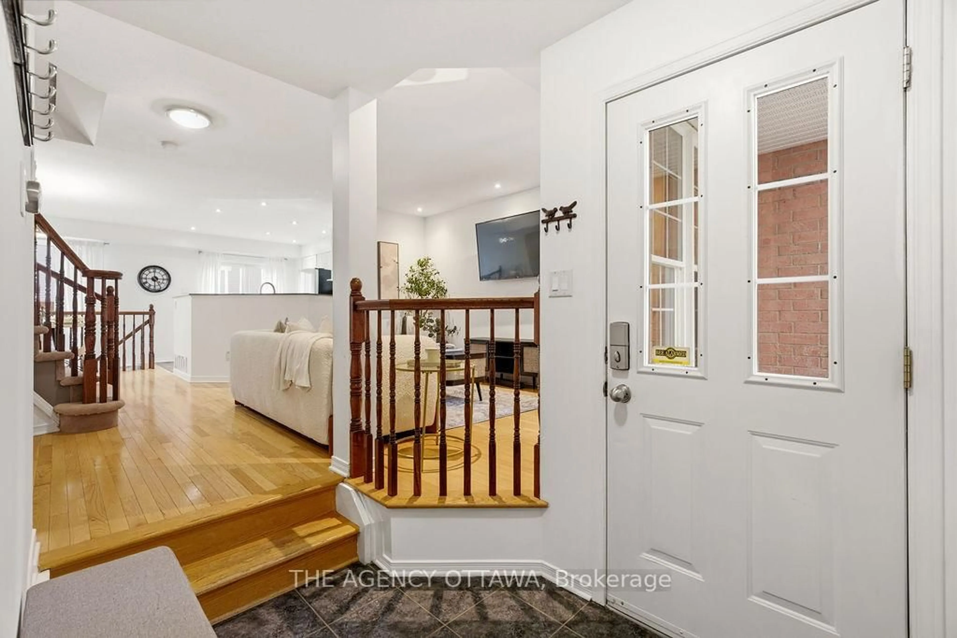 Indoor entryway for 555 Aberfoyle Circ, Ottawa Ontario K2K 3R4