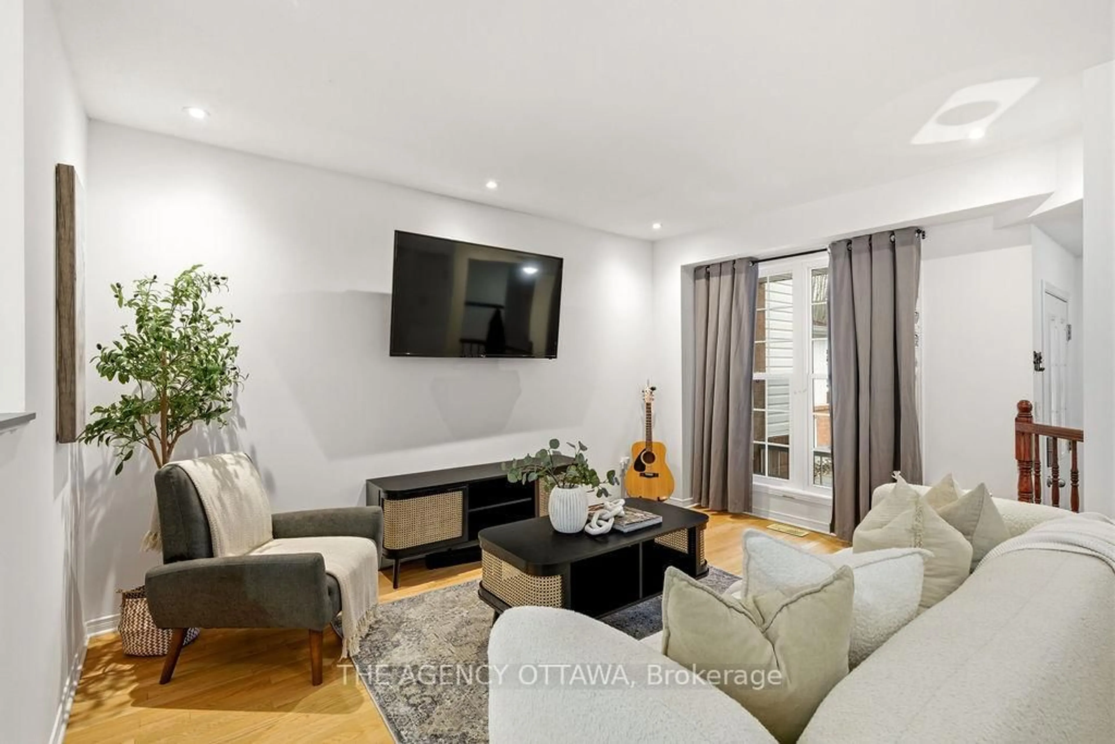 Living room with furniture, unknown for 555 Aberfoyle Circ, Ottawa Ontario K2K 3R4