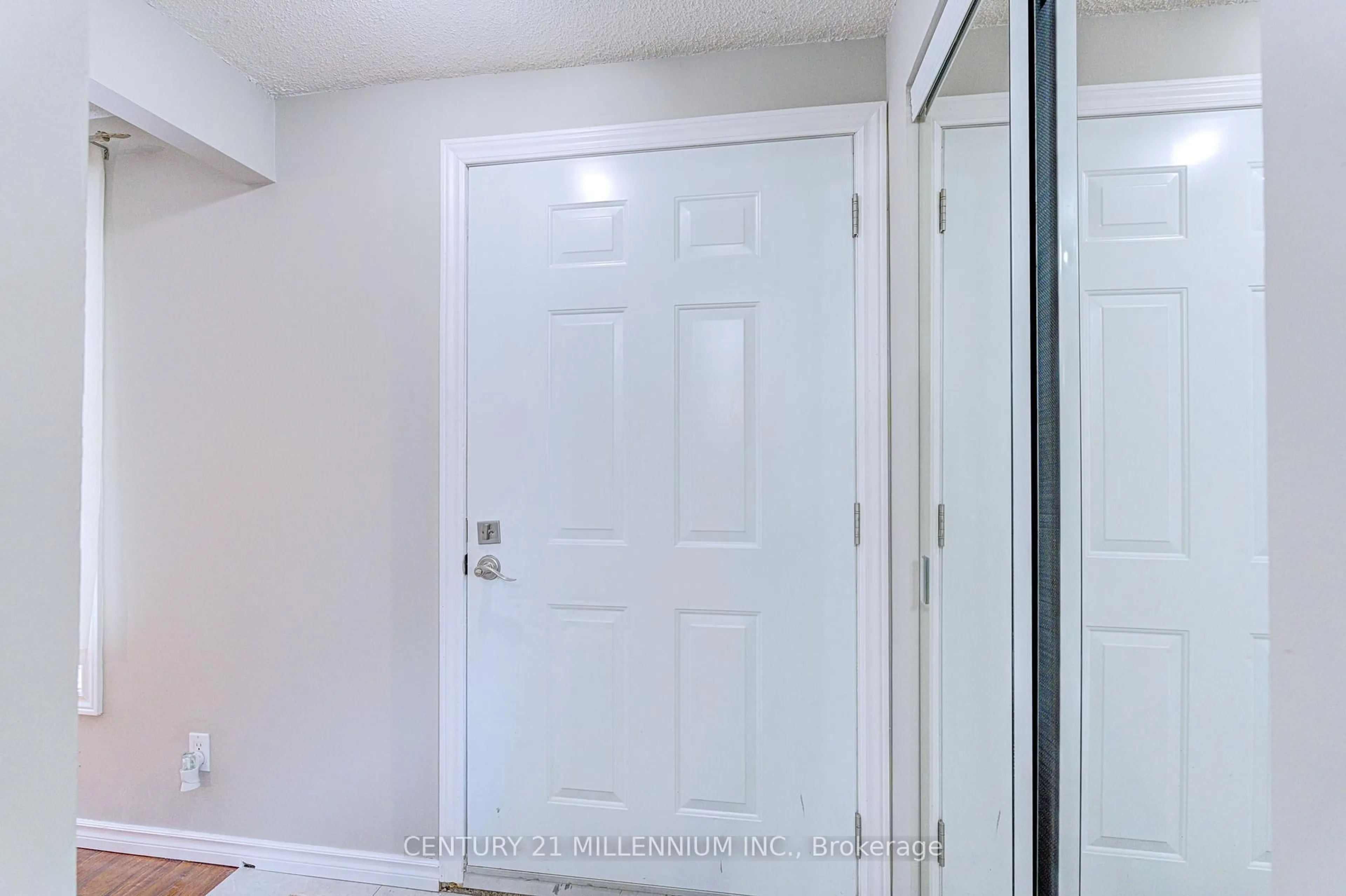Indoor entryway for 15 Northview Heights Dr, Cambridge Ontario N1R 6Z9