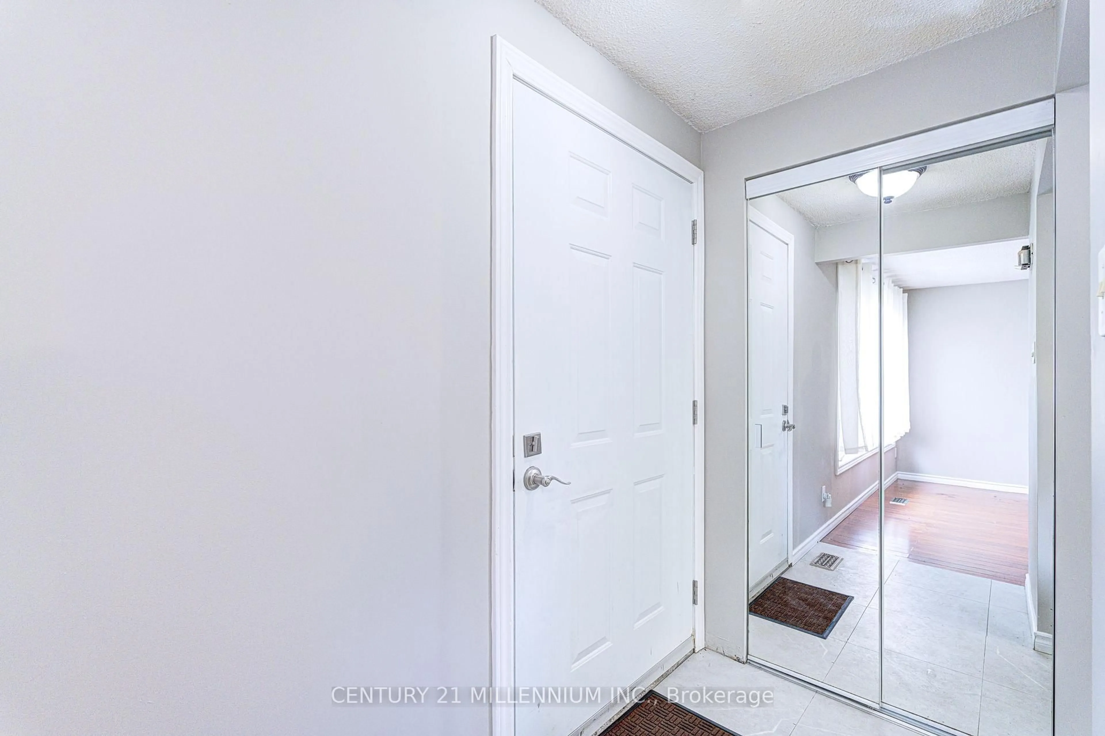 Indoor entryway for 15 Northview Heights Dr, Cambridge Ontario N1R 6Z9