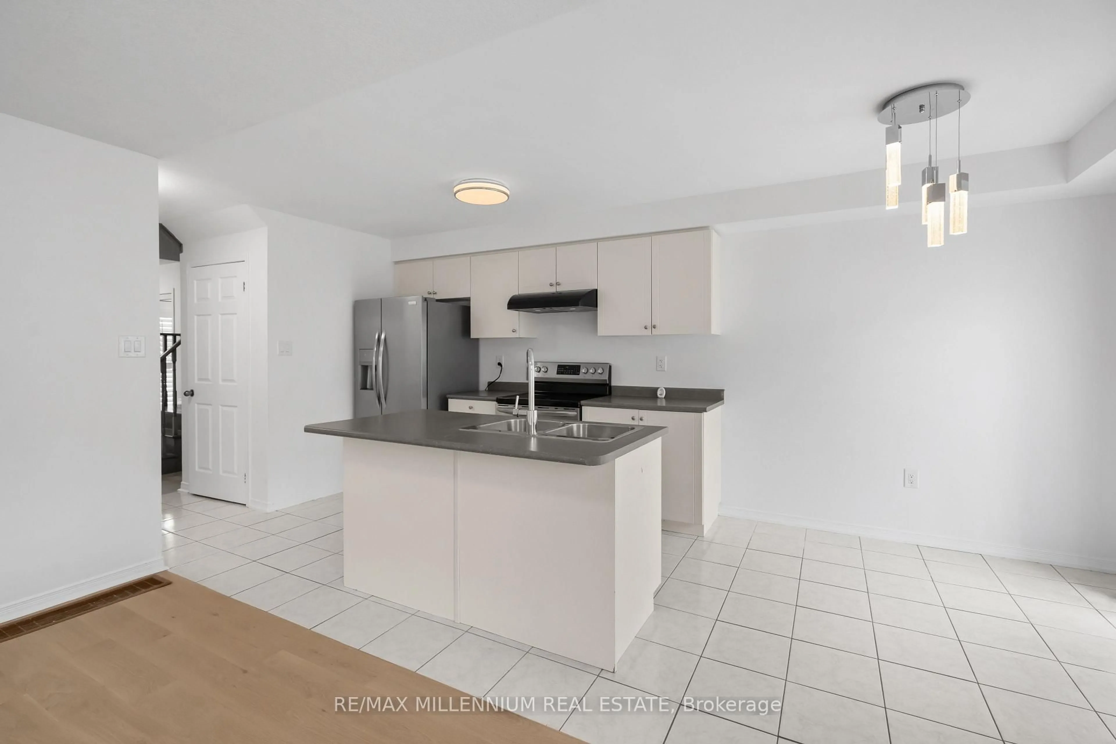 Open concept kitchen, ceramic/tile floor for 29 Cole Cres, Brantford Ontario N3T 0P4