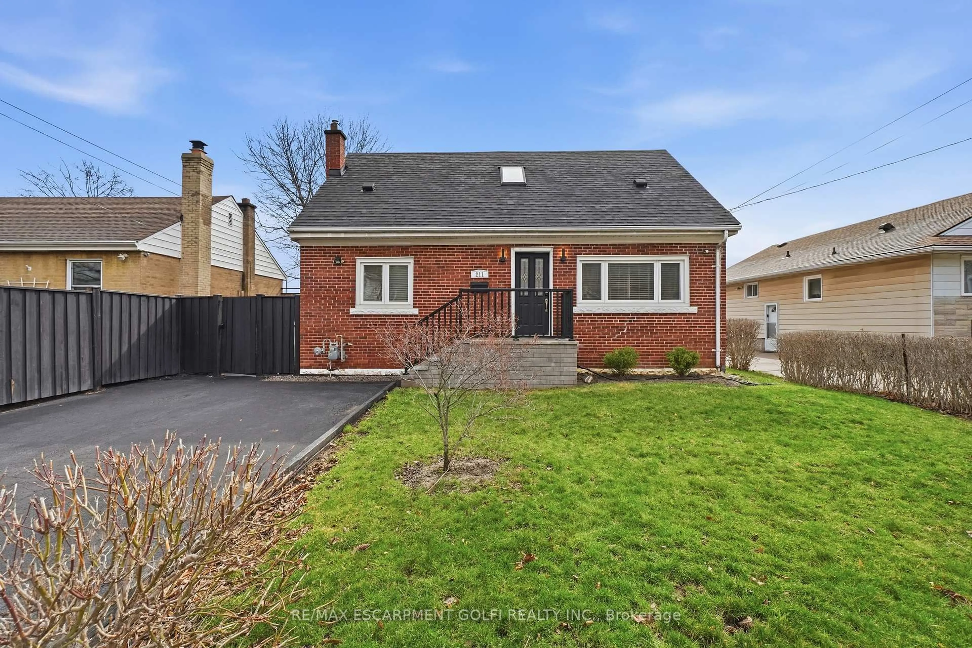 Home with brick exterior material, street for 211 Rosedale Ave, Hamilton Ontario L8K 4N6