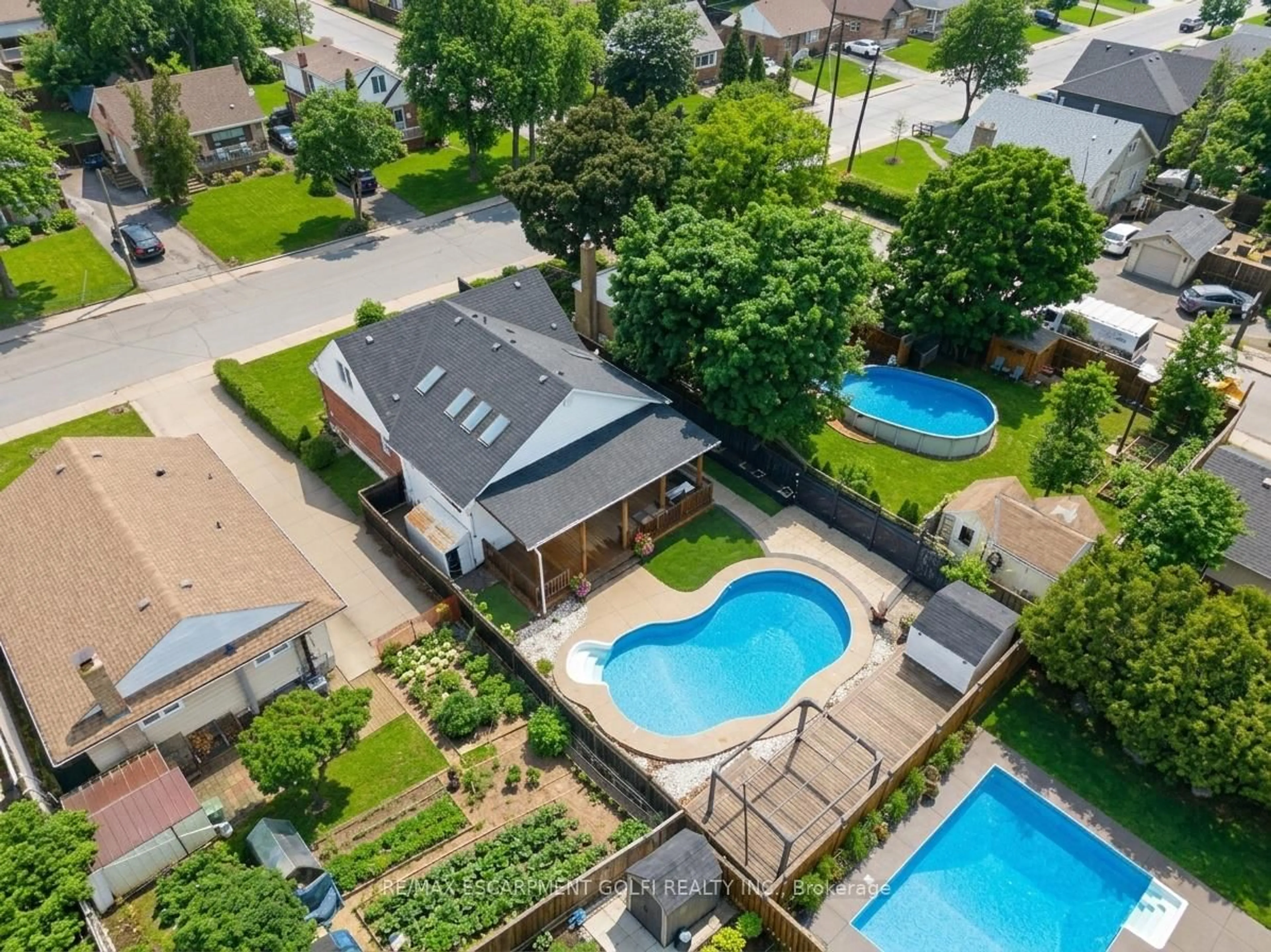 A pic from outside/outdoor area/front of a property/back of a property/a pic from drone, unknown for 211 Rosedale Ave, Hamilton Ontario L8K 4N6