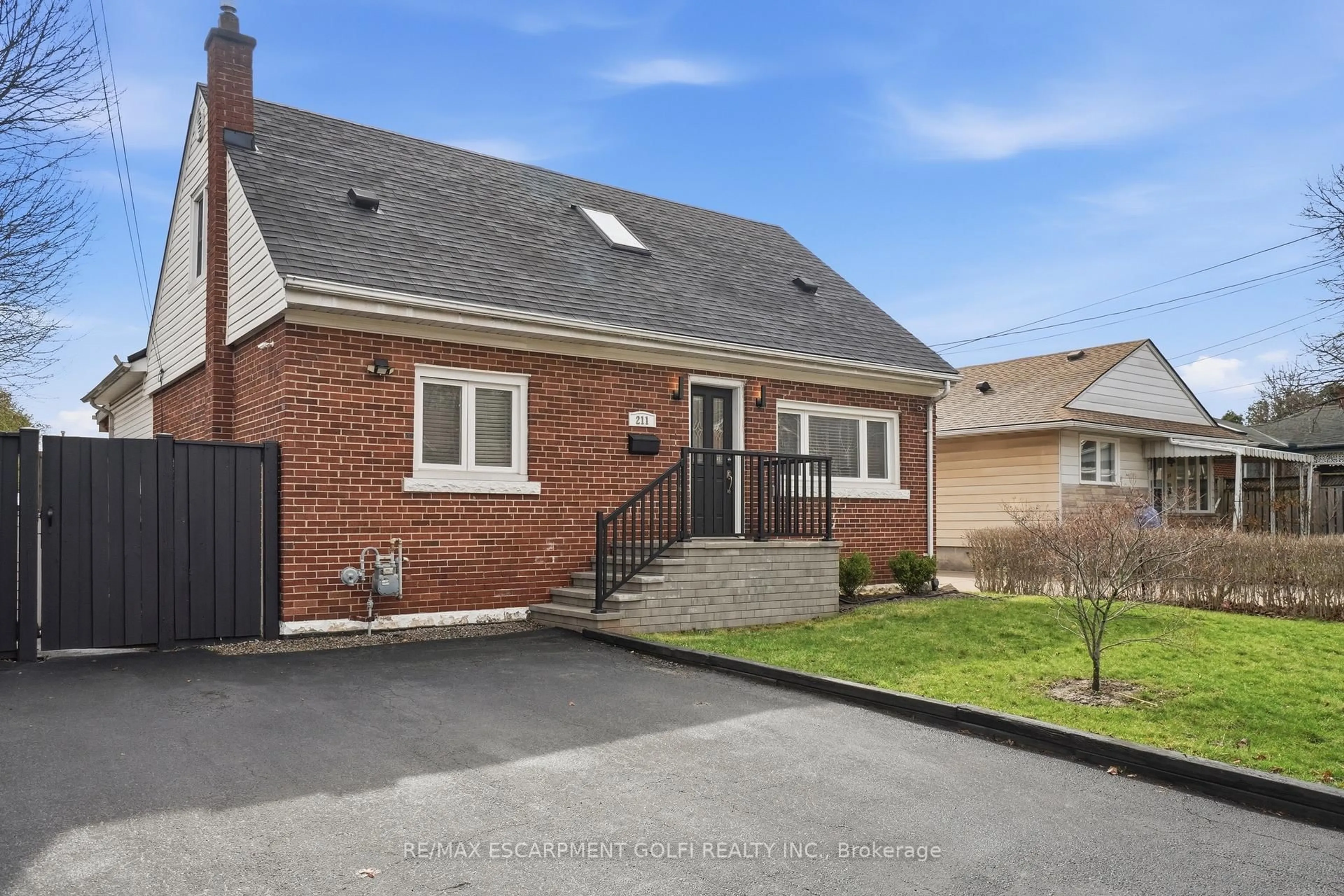 Home with brick exterior material, street for 211 Rosedale Ave, Hamilton Ontario L8K 4N6
