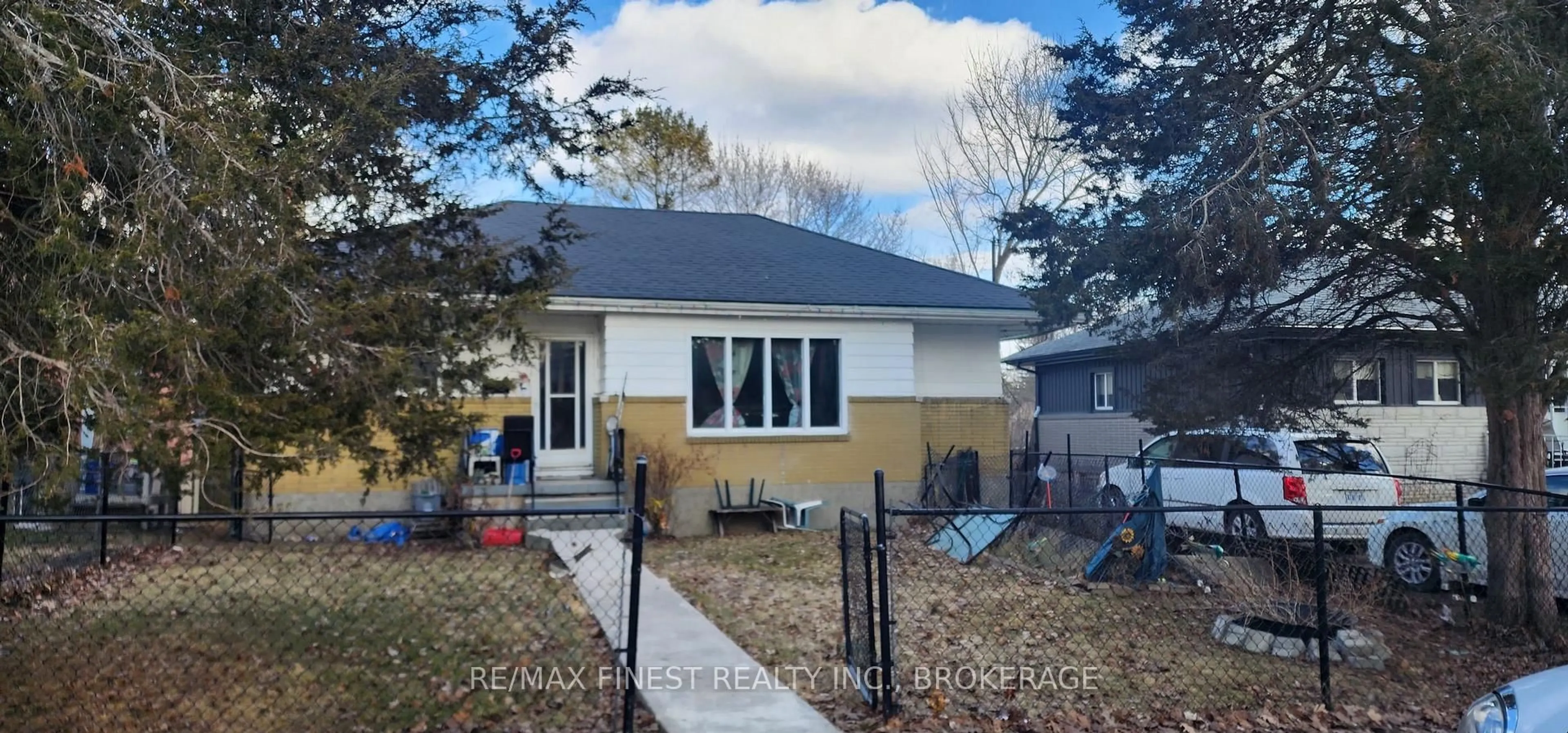 Home with vinyl exterior material, street for 339 Mowat Ave, Kingston Ontario K7M 1L2