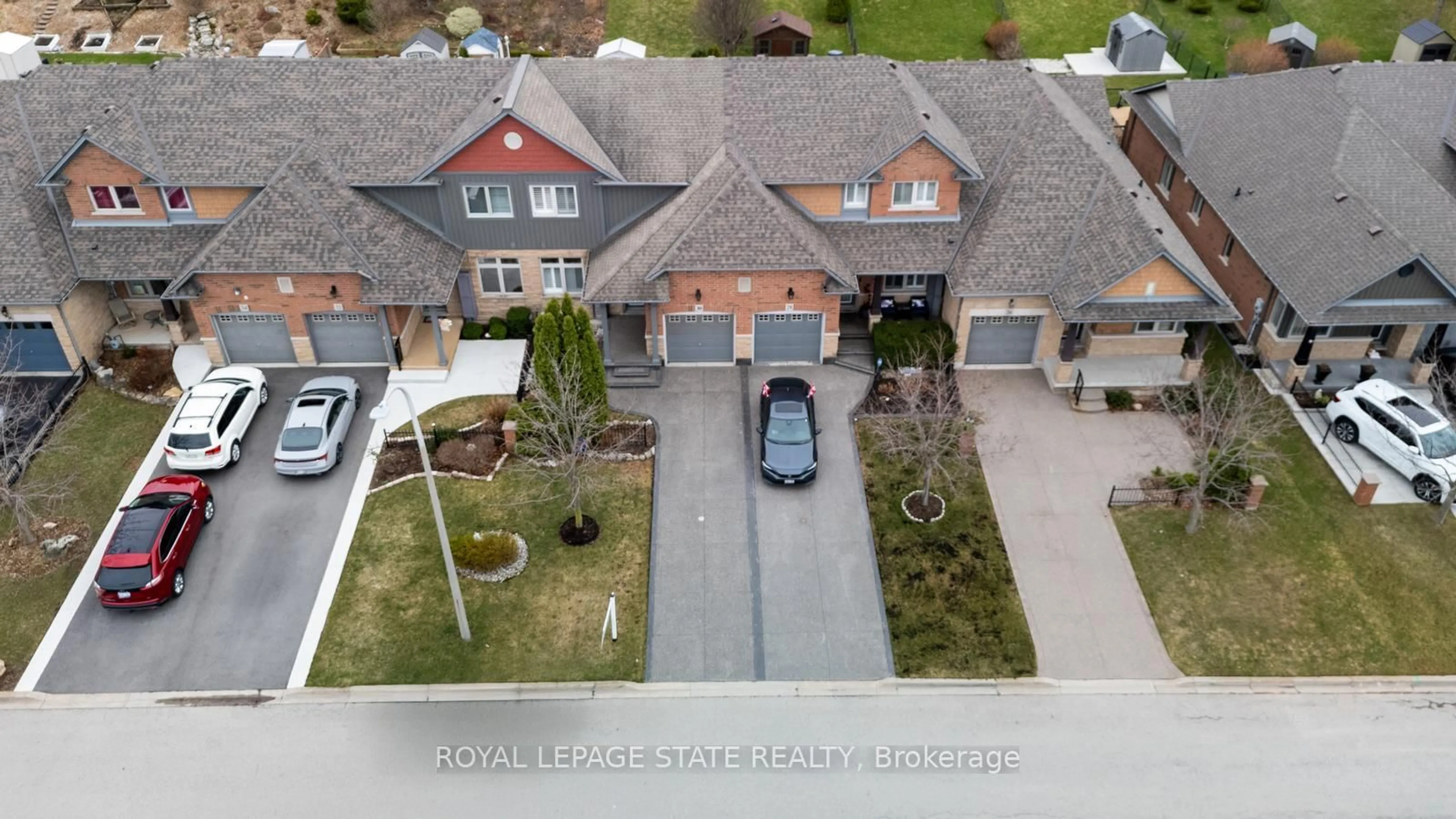 A pic from outside/outdoor area/front of a property/back of a property/a pic from drone, street for 30 Conrad Pl, Grimsby Ontario L3M 5S5