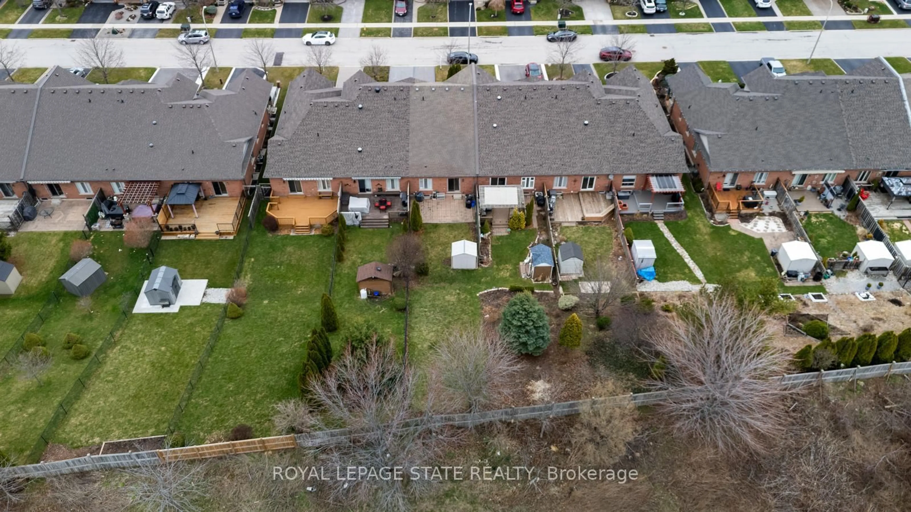 A pic from outside/outdoor area/front of a property/back of a property/a pic from drone, street for 30 Conrad Pl, Grimsby Ontario L3M 5S5