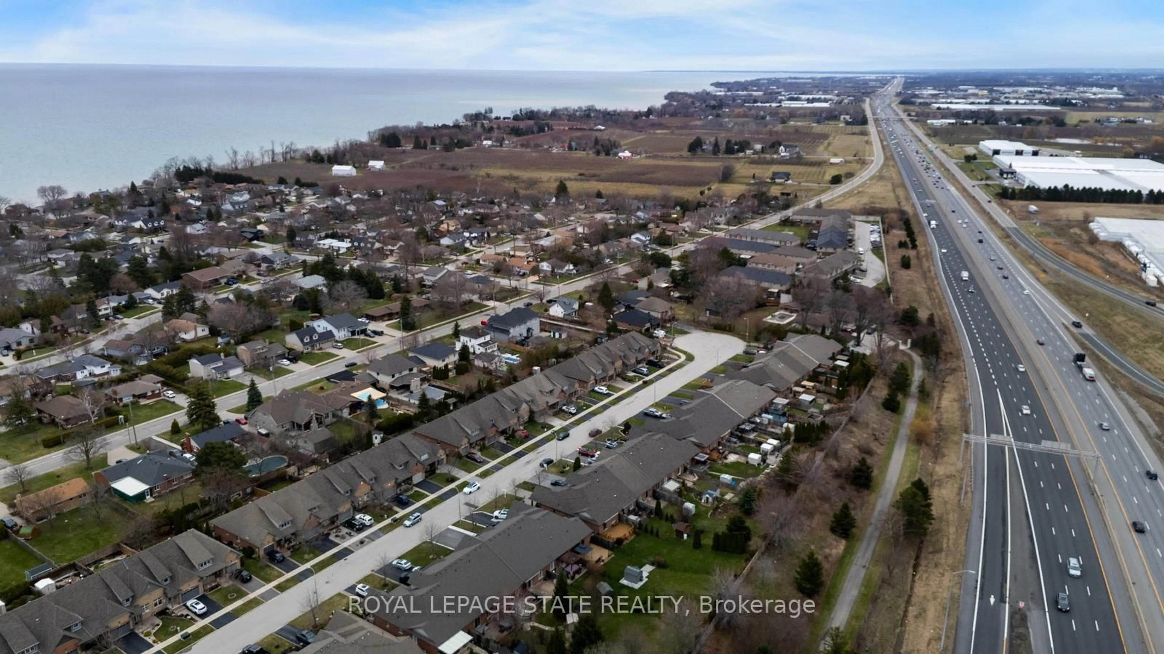 A pic from outside/outdoor area/front of a property/back of a property/a pic from drone, street for 30 Conrad Pl, Grimsby Ontario L3M 5S5