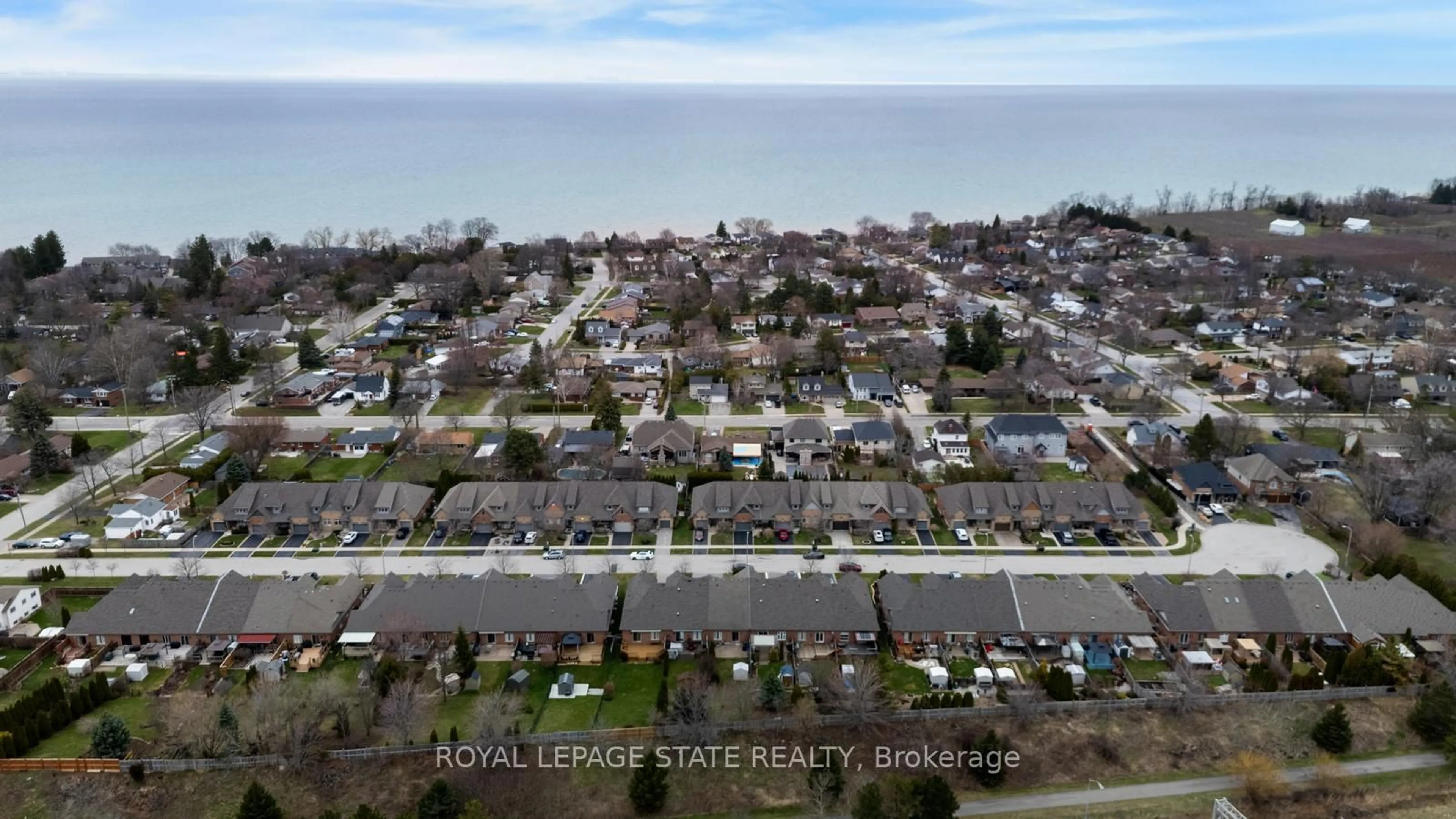 A pic from outside/outdoor area/front of a property/back of a property/a pic from drone, water/lake/river/ocean view for 30 Conrad Pl, Grimsby Ontario L3M 5S5