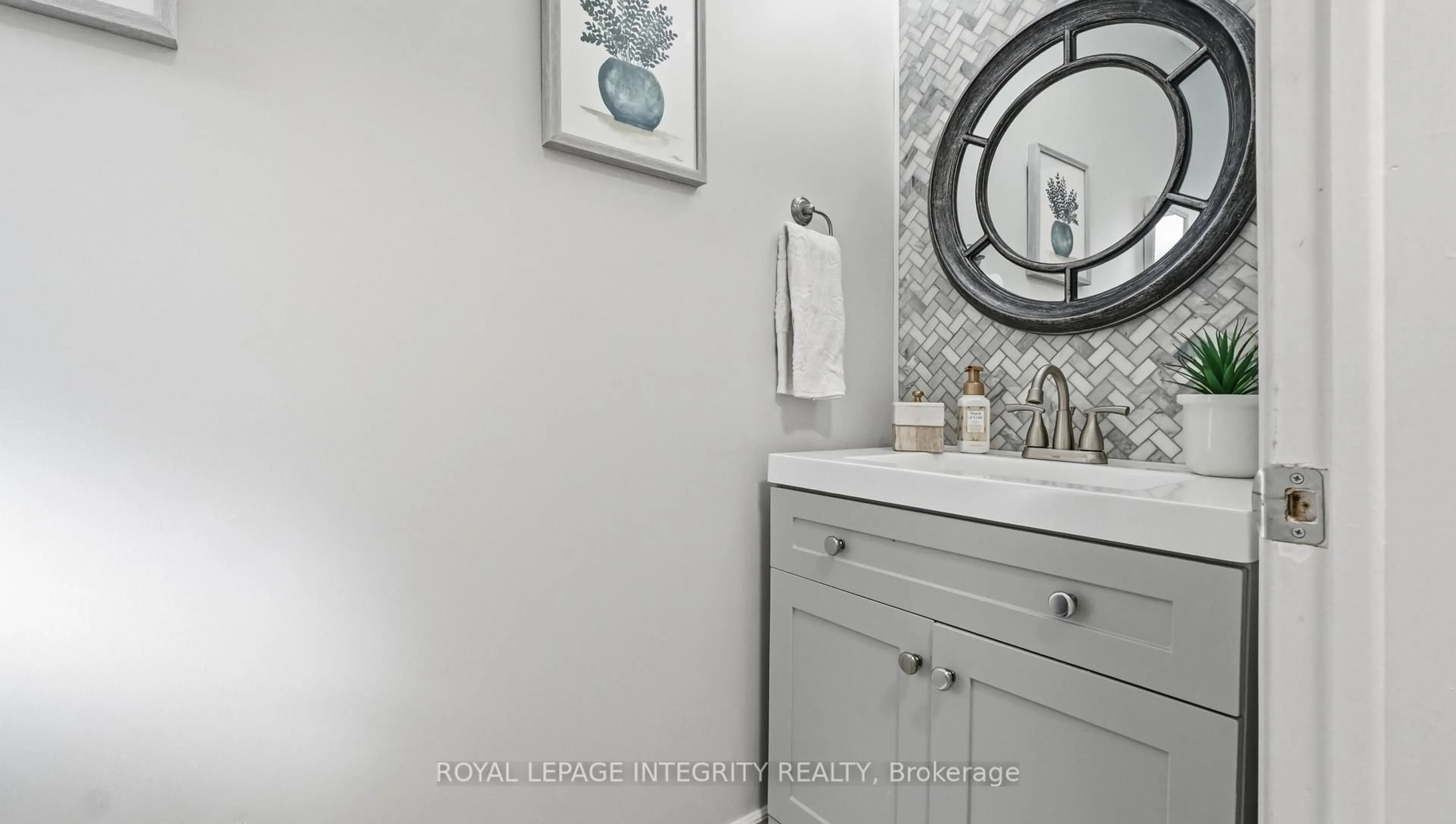 Standard bathroom, ceramic/tile floor for 3039 Councillor's Way, Ottawa Ontario K1T 2T3