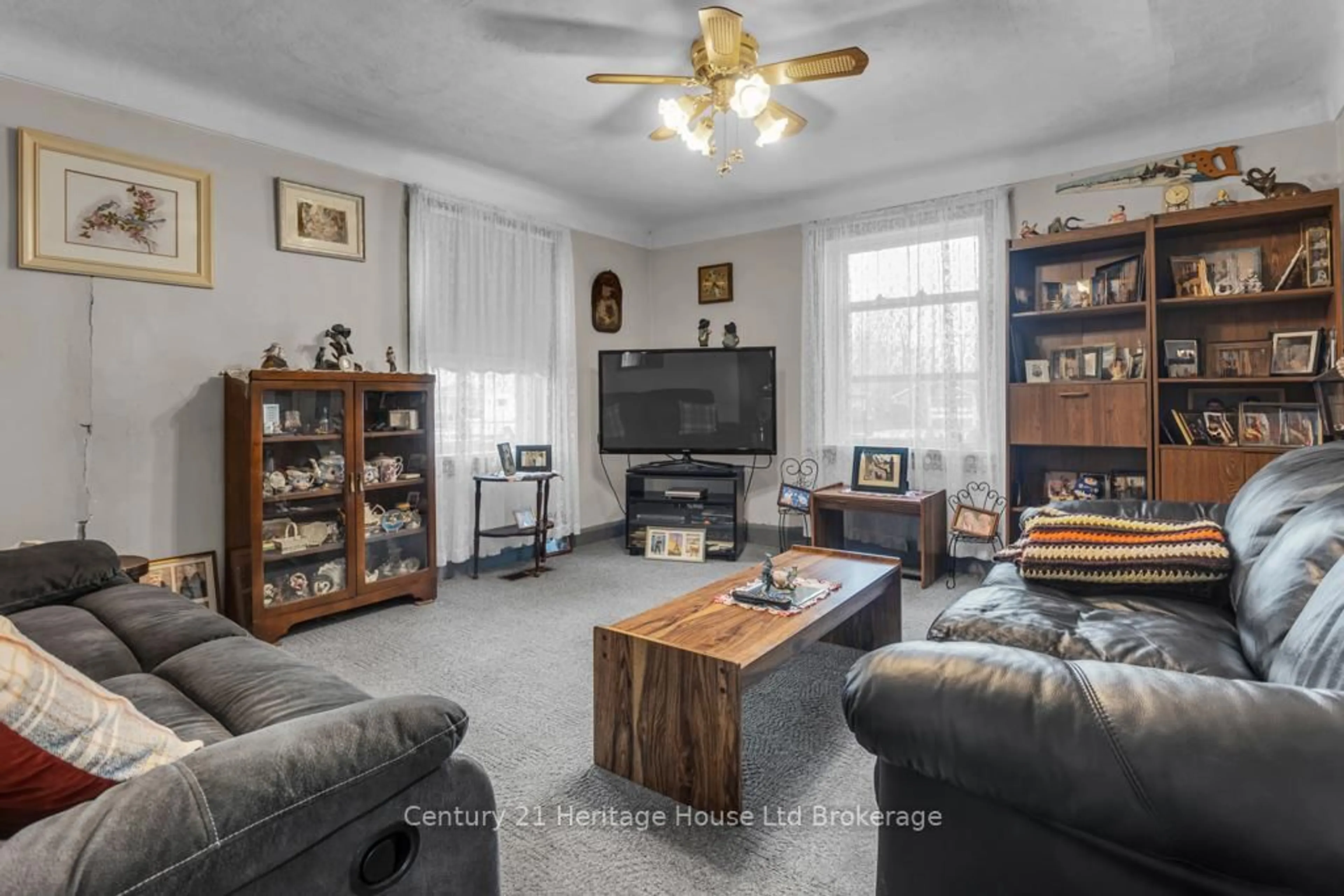 Living room with furniture, unknown for 26 Pearl St, Tillsonburg Ontario N4G 1L3