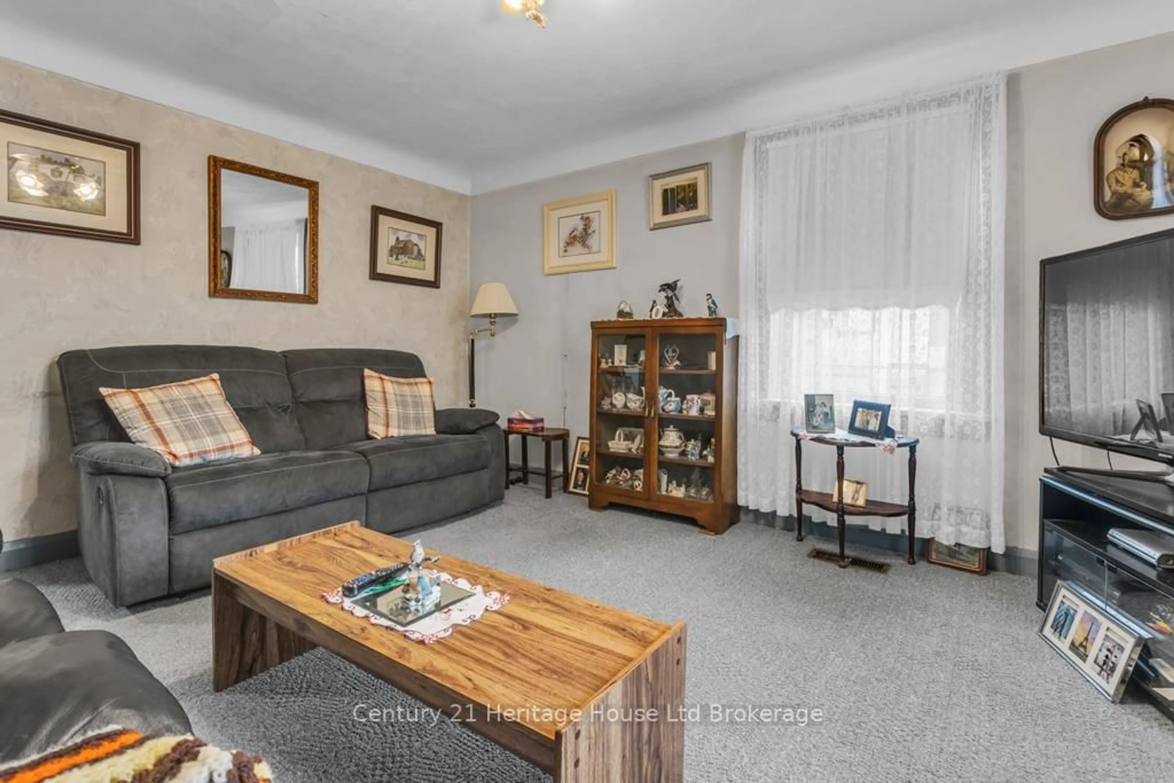 Living room with furniture, unknown for 26 Pearl St, Tillsonburg Ontario N4G 1L3