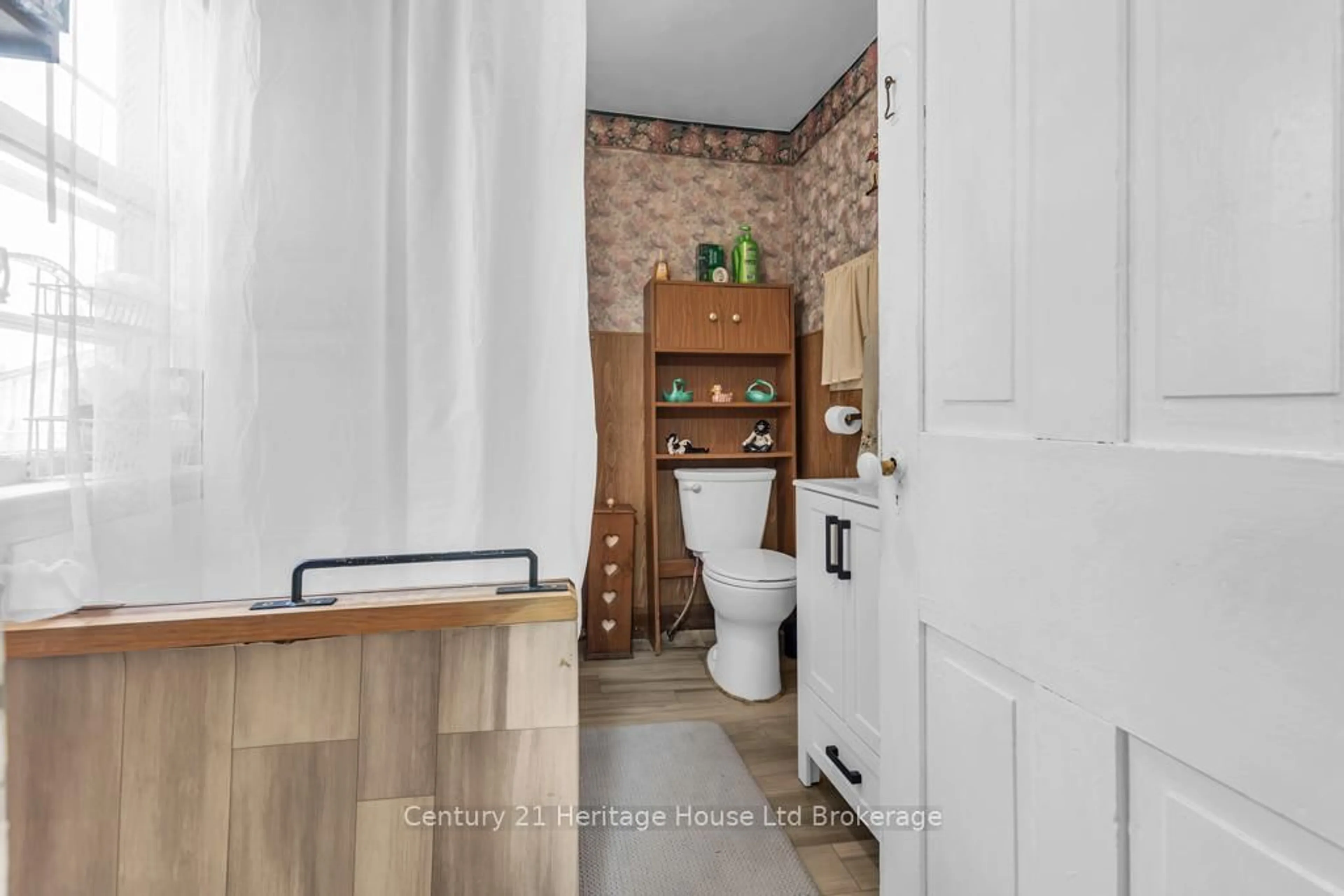 Standard bathroom, ceramic/tile floor for 26 Pearl St, Tillsonburg Ontario N4G 1L3