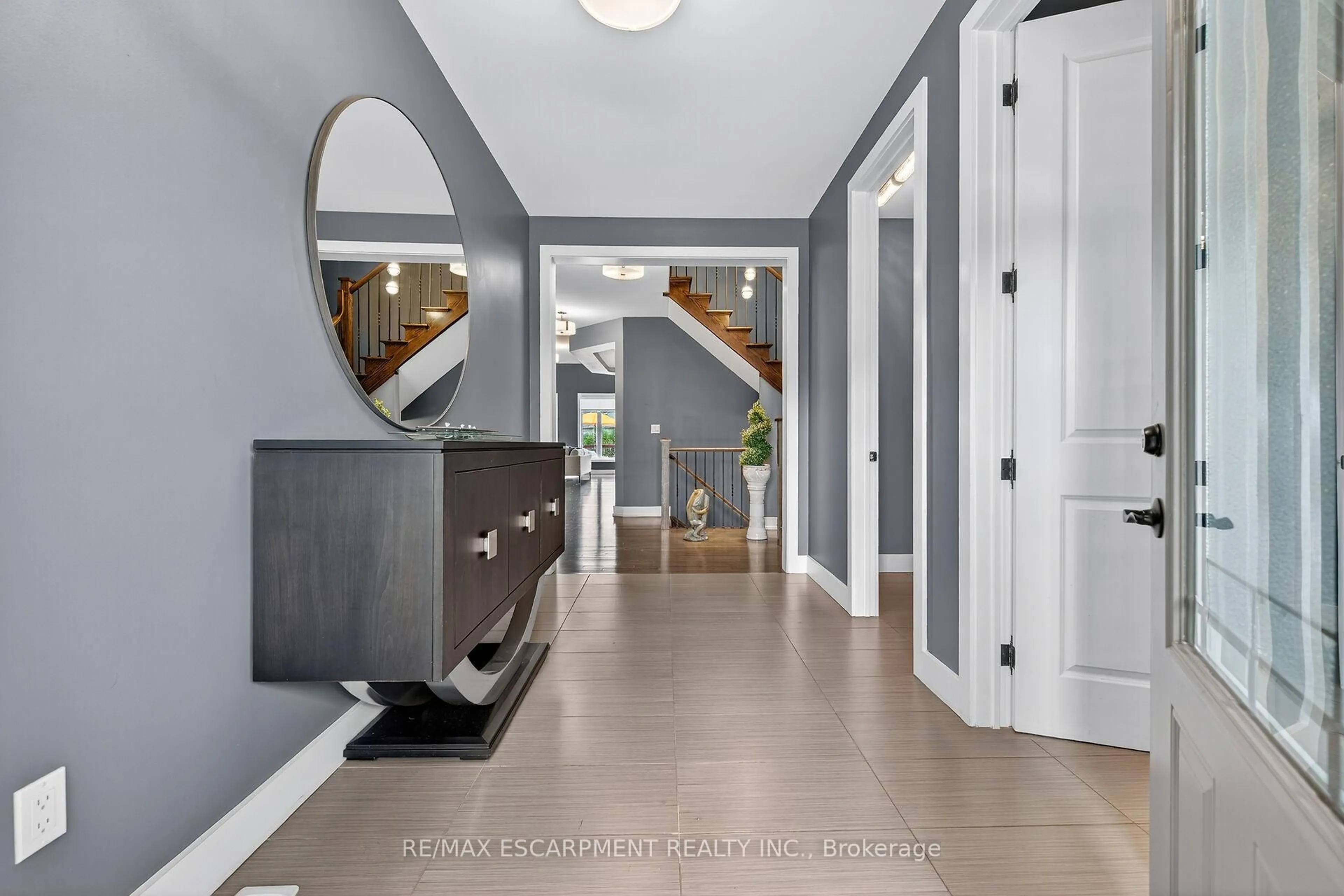 Indoor entryway for 24 CHESTNUT Dr, Guelph/Eramosa Ontario N0B 2K0