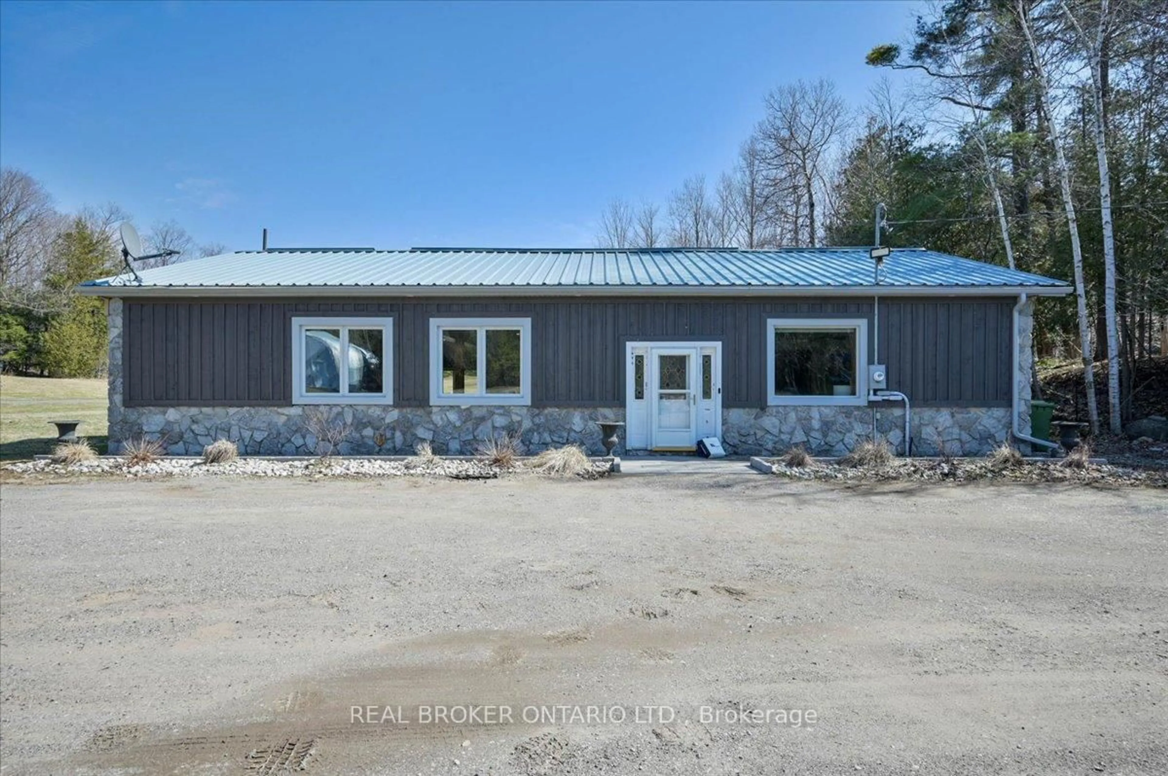 A pic from outside/outdoor area/front of a property/back of a property/a pic from drone, building for 4589 WATSON Rd, Puslinch Ontario N0B 2J0