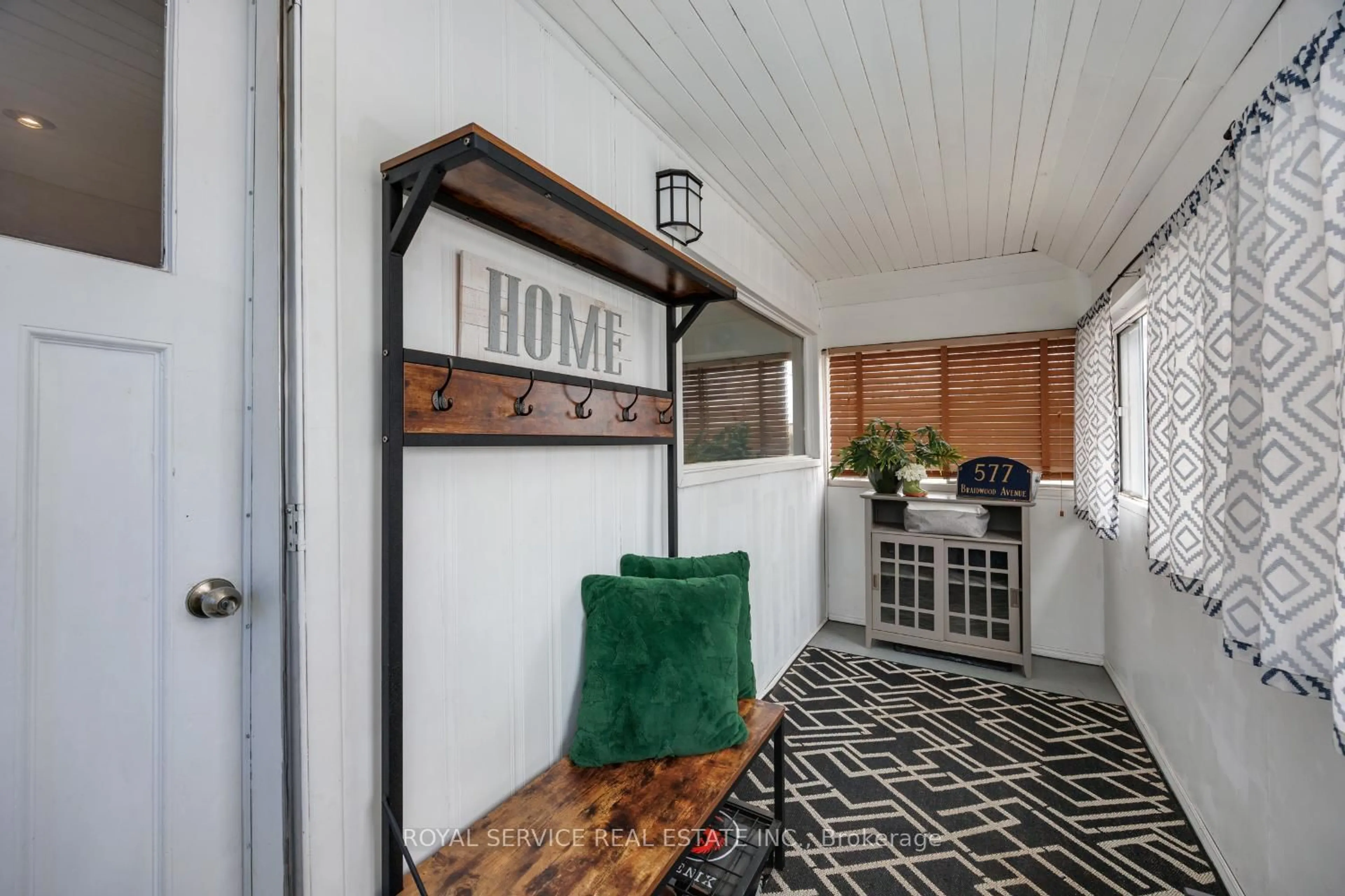 Indoor entryway for 577 Braidwood Ave, Peterborough Ontario K9J 1V9