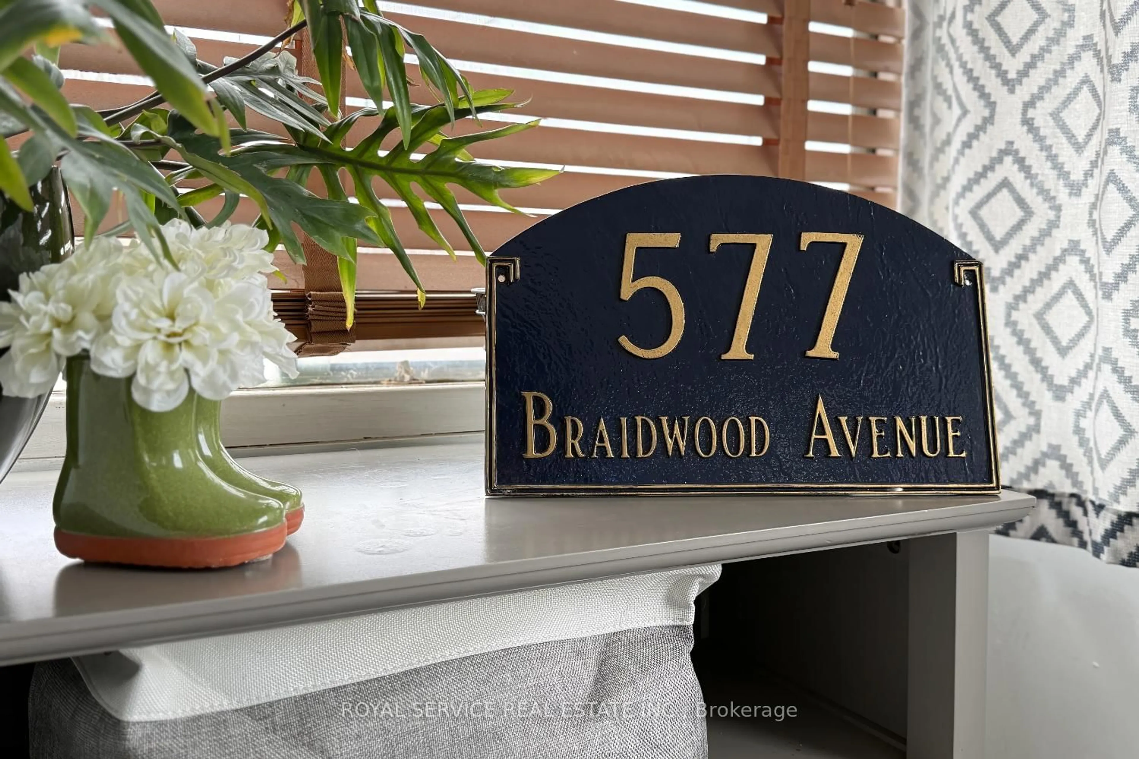 Indoor entryway for 577 Braidwood Ave, Peterborough Ontario K9J 1V9