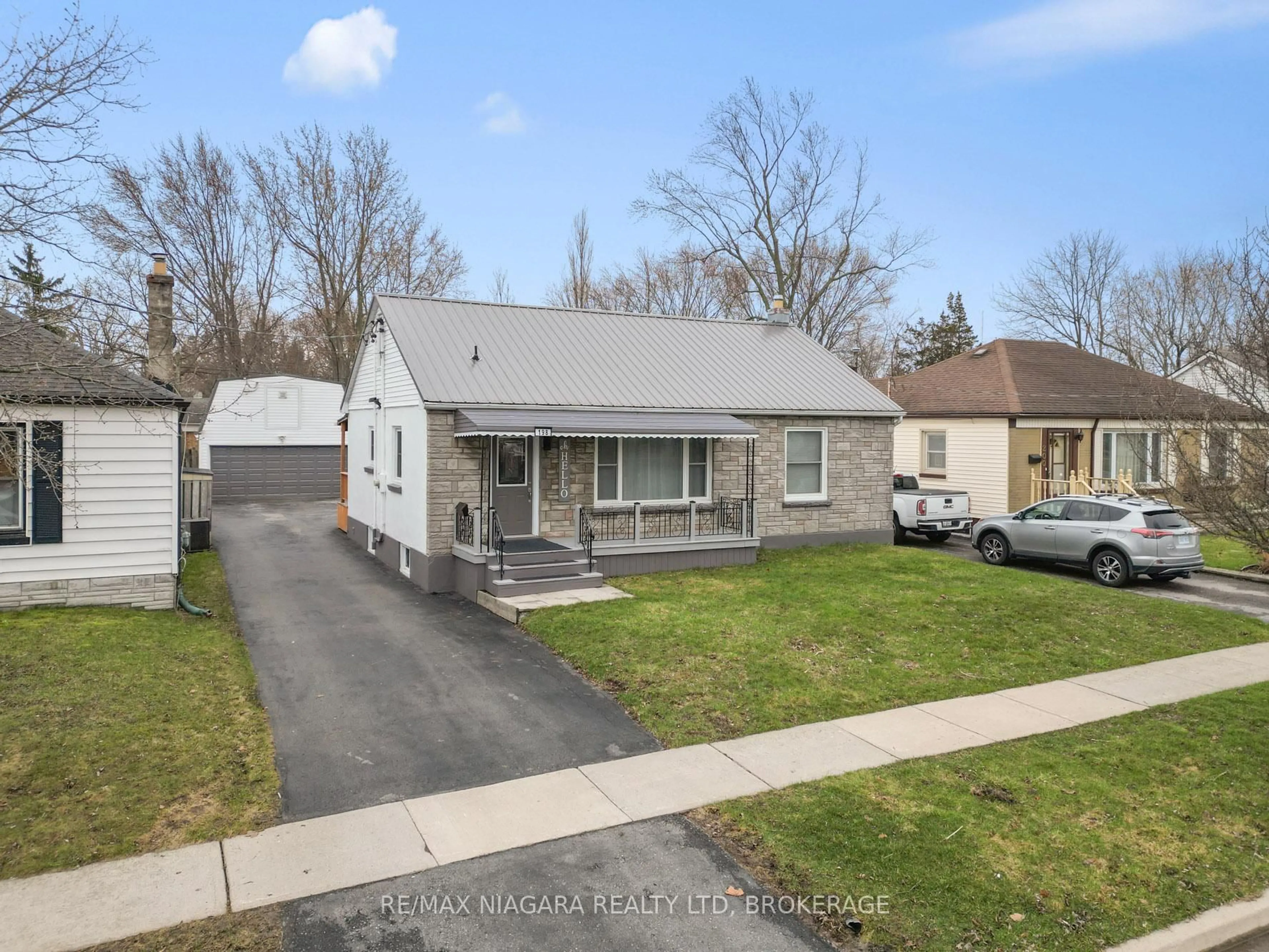 A pic from outside/outdoor area/front of a property/back of a property/a pic from drone, street for 198 Murray St, Fort Erie Ontario L2A 2B6